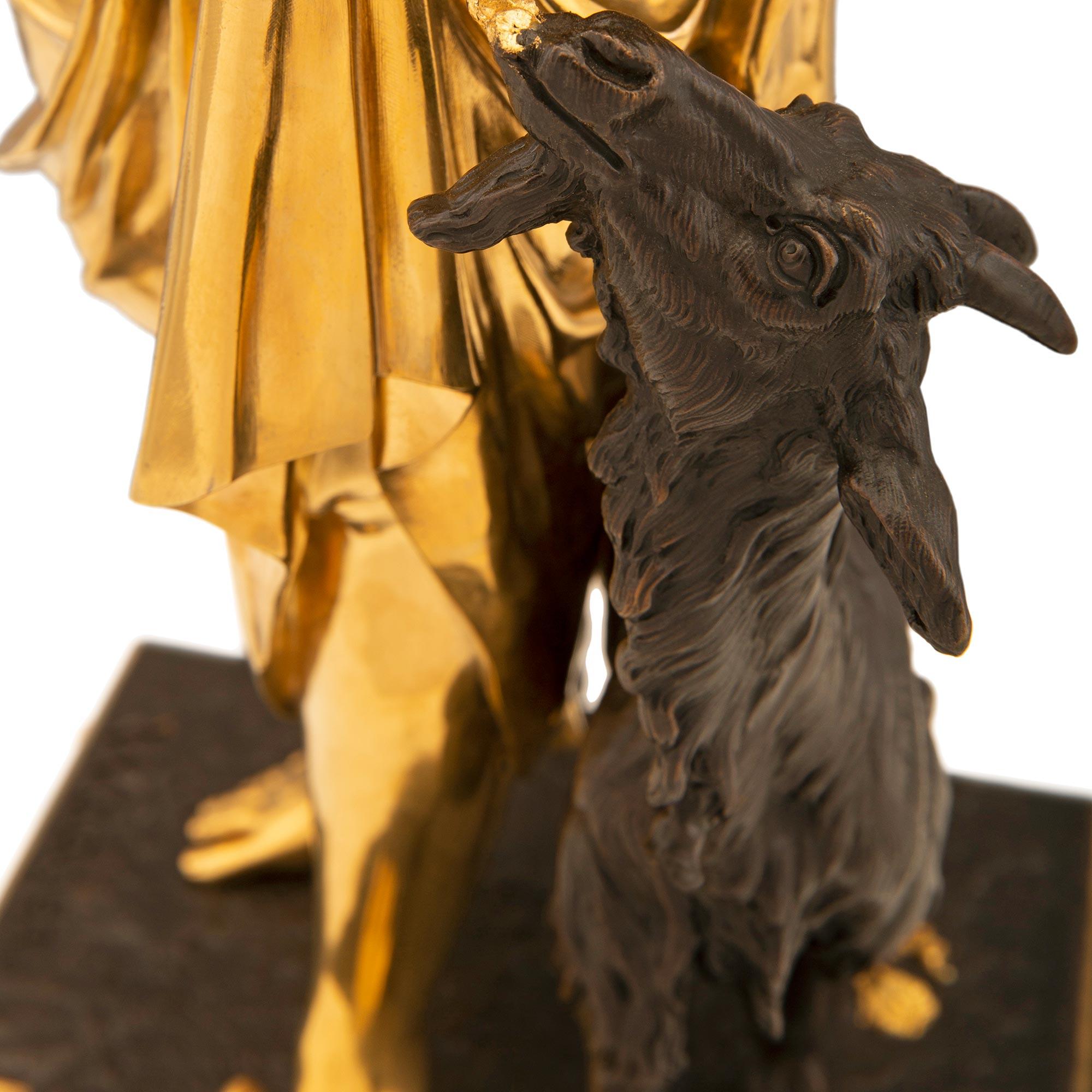 es Paar französische Louis-XVI-Lampen aus Goldbronze und patinierter Bronze, 19. Jahrhundert im Angebot 1