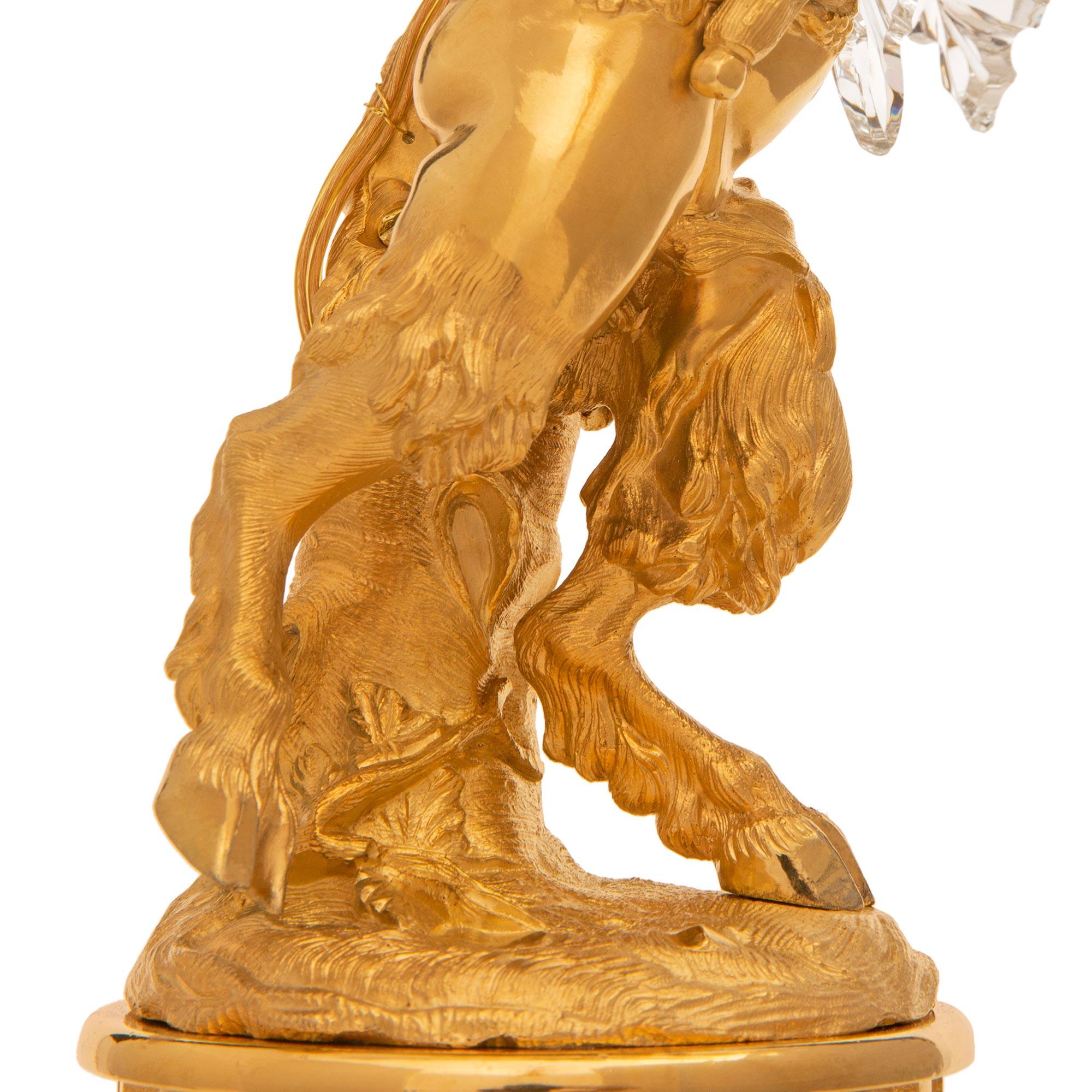 True True, Paar französische Louis-XVI-Kandelaberlampen aus Goldbronze und Kristall aus dem 19. Jahrhundert im Angebot 1