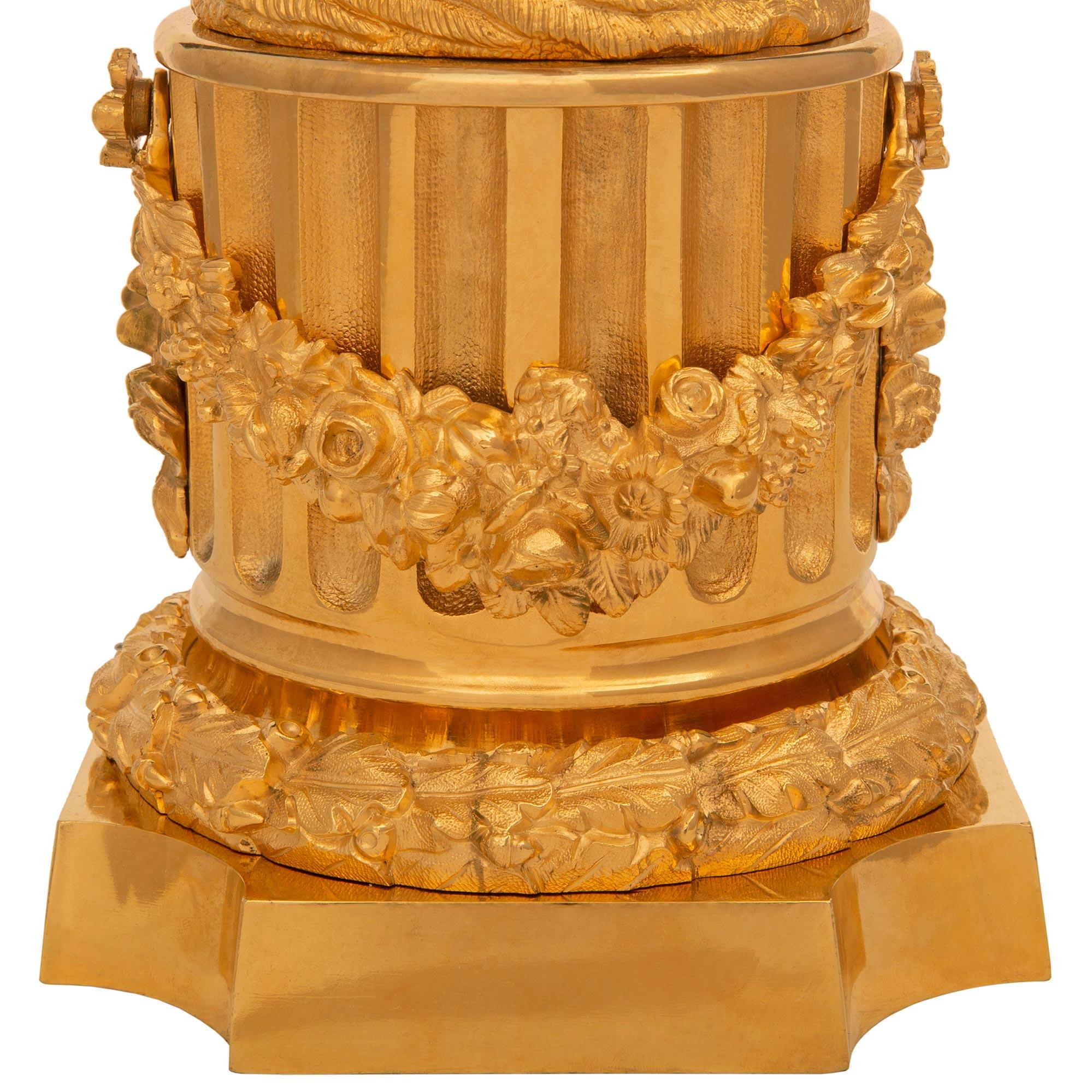 True True, Paar französische Louis-XVI-Kandelaberlampen aus Goldbronze und Kristall aus dem 19. Jahrhundert im Angebot 2
