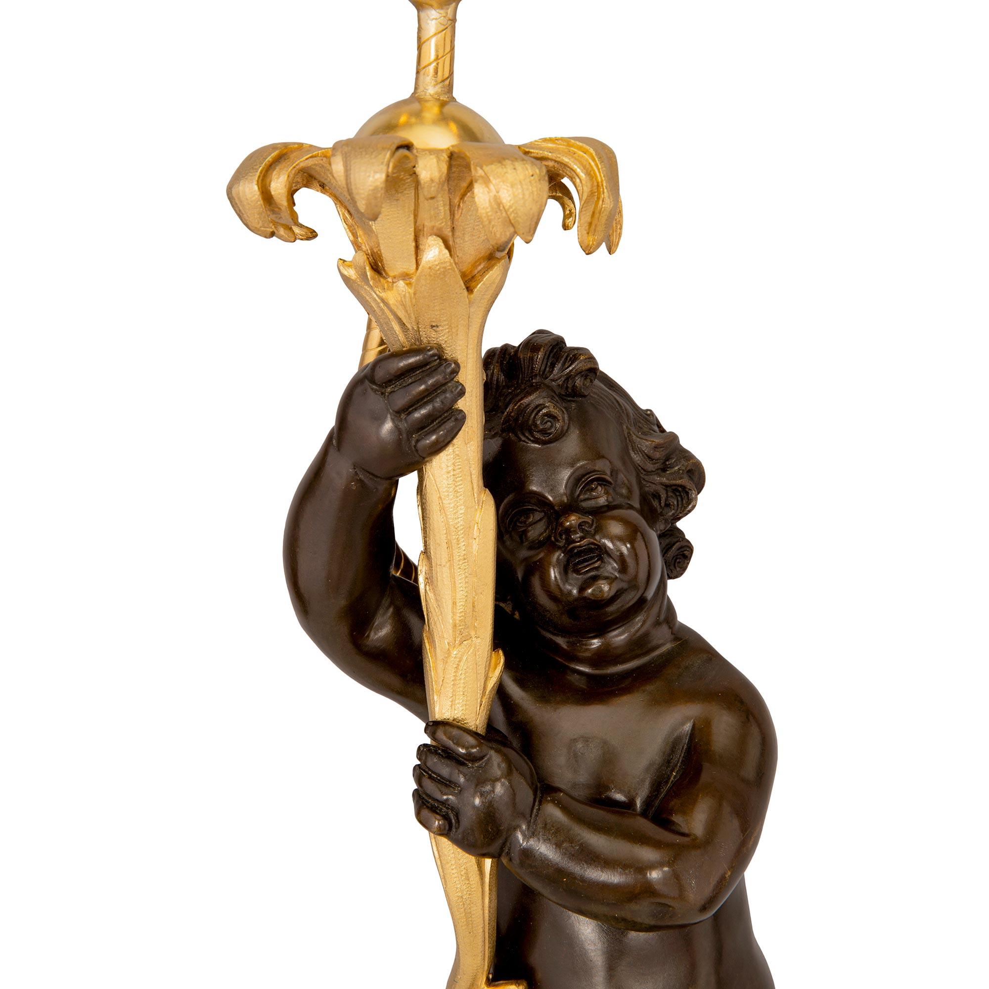 Francese Vera coppia di lampade francesi del XIX secolo in stile Luigi XVI in bronzo e ormeggio in vendita