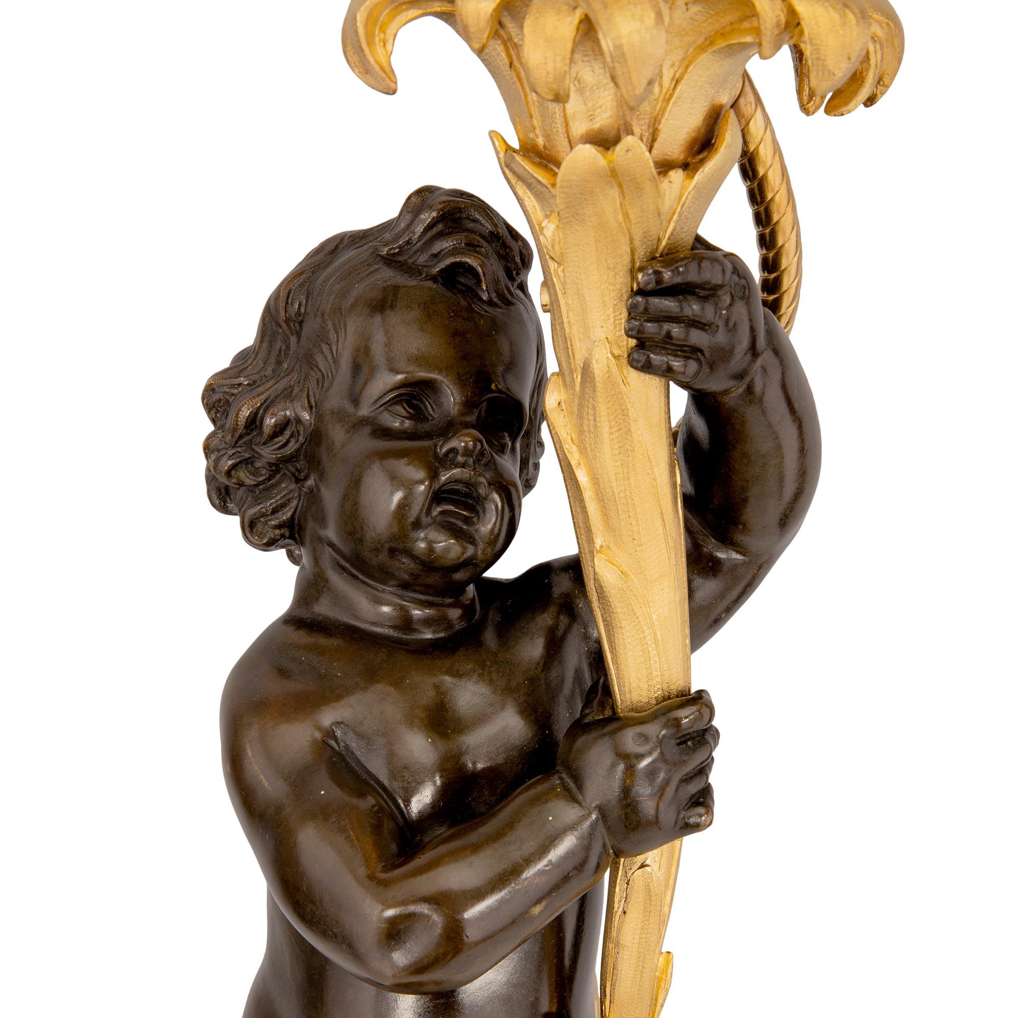 Vera coppia di lampade francesi del XIX secolo in stile Luigi XVI in bronzo e ormeggio in vendita 1