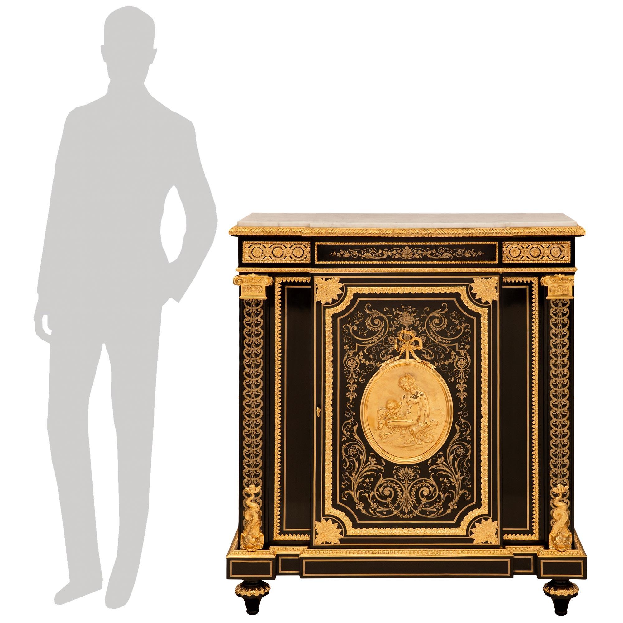 Una splendida e impressionante coppia di armadi Boulle francesi del XIX secolo del periodo Napoleone III in ebano, ottone, ormolu e marmo bianco di Carrara, attribuiti a Befort Jeune. Ogni bellissimo mobile rettangolare a un'anta è sostenuto da