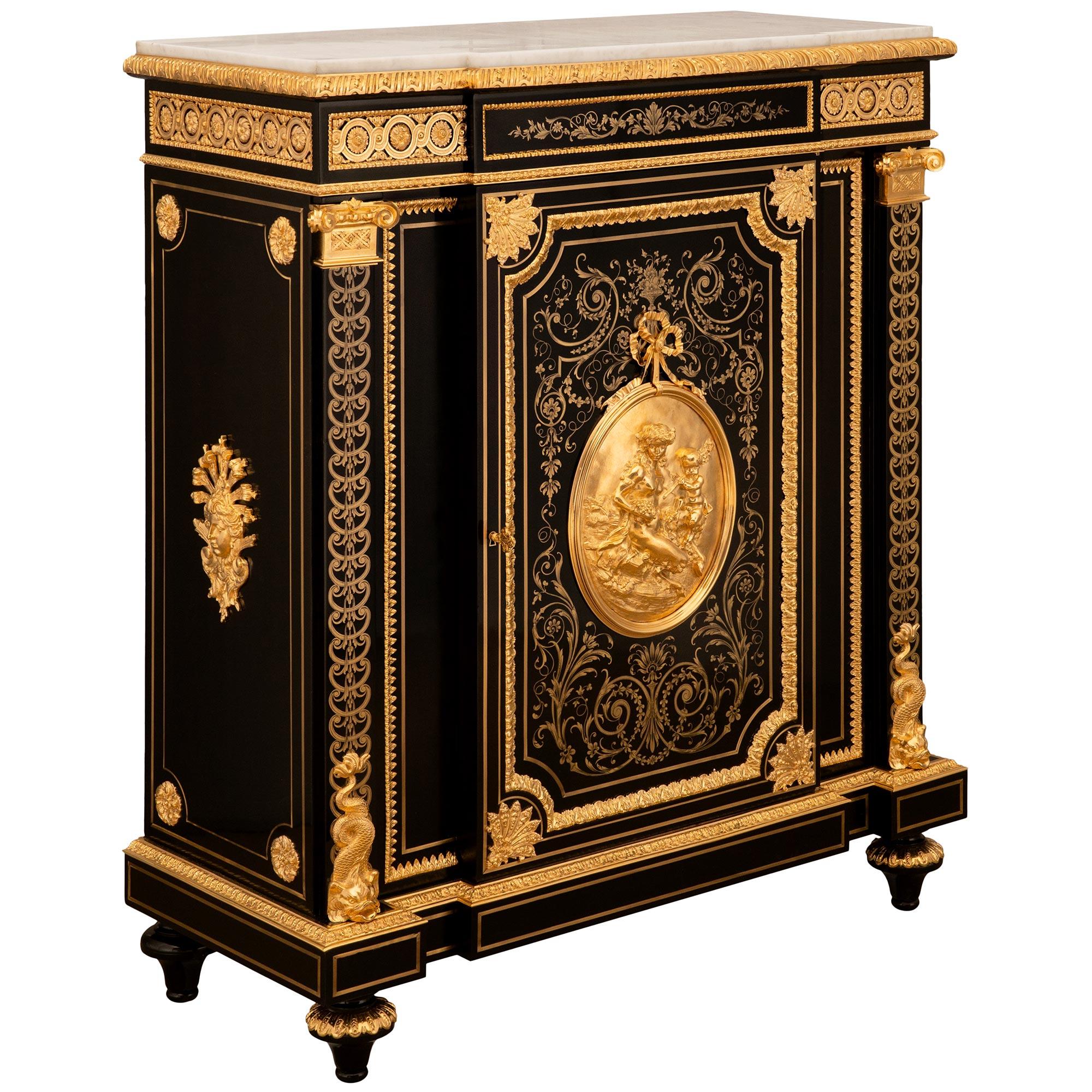 Francese vera coppia di armadi francesi del XIX secolo del periodo di Napoleone III in ebano e ormolu in vendita