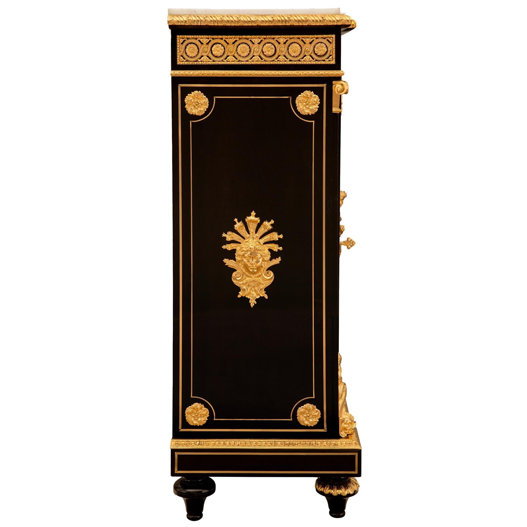 Ottone vera coppia di armadi francesi del XIX secolo del periodo di Napoleone III in ebano e ormolu in vendita