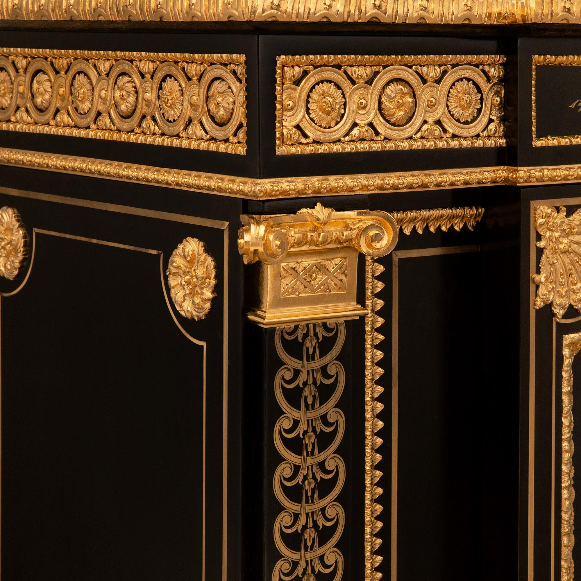 vera coppia di armadi francesi del XIX secolo del periodo di Napoleone III in ebano e ormolu in vendita 1