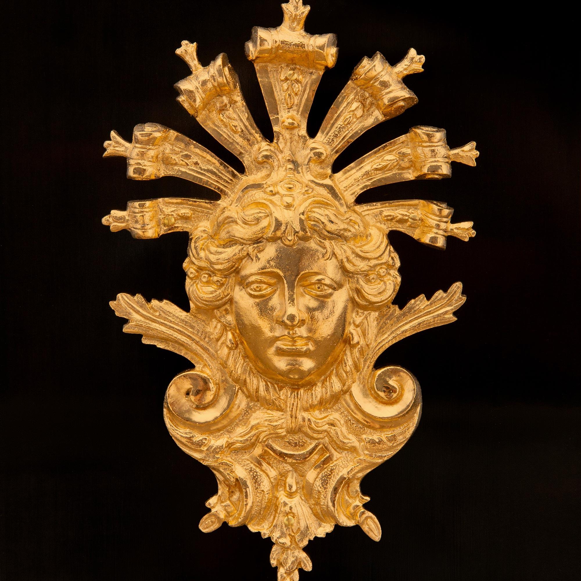 vera coppia di armadi francesi del XIX secolo del periodo di Napoleone III in ebano e ormolu in vendita 2