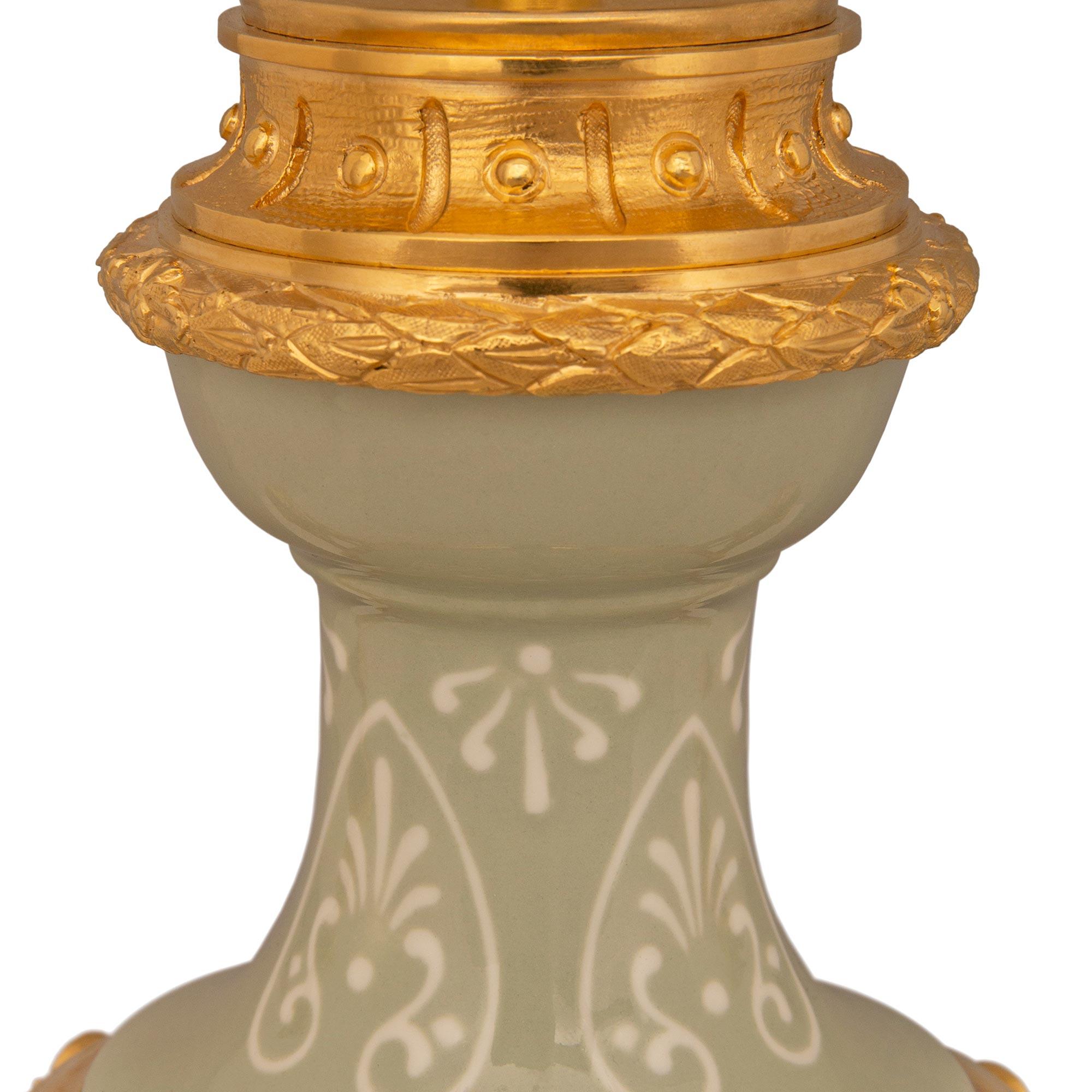 Trueing Paar Französisch 19. Jahrhundert Neo-Classical St. Celadon und Ormolu Lampen (Porzellan) im Angebot