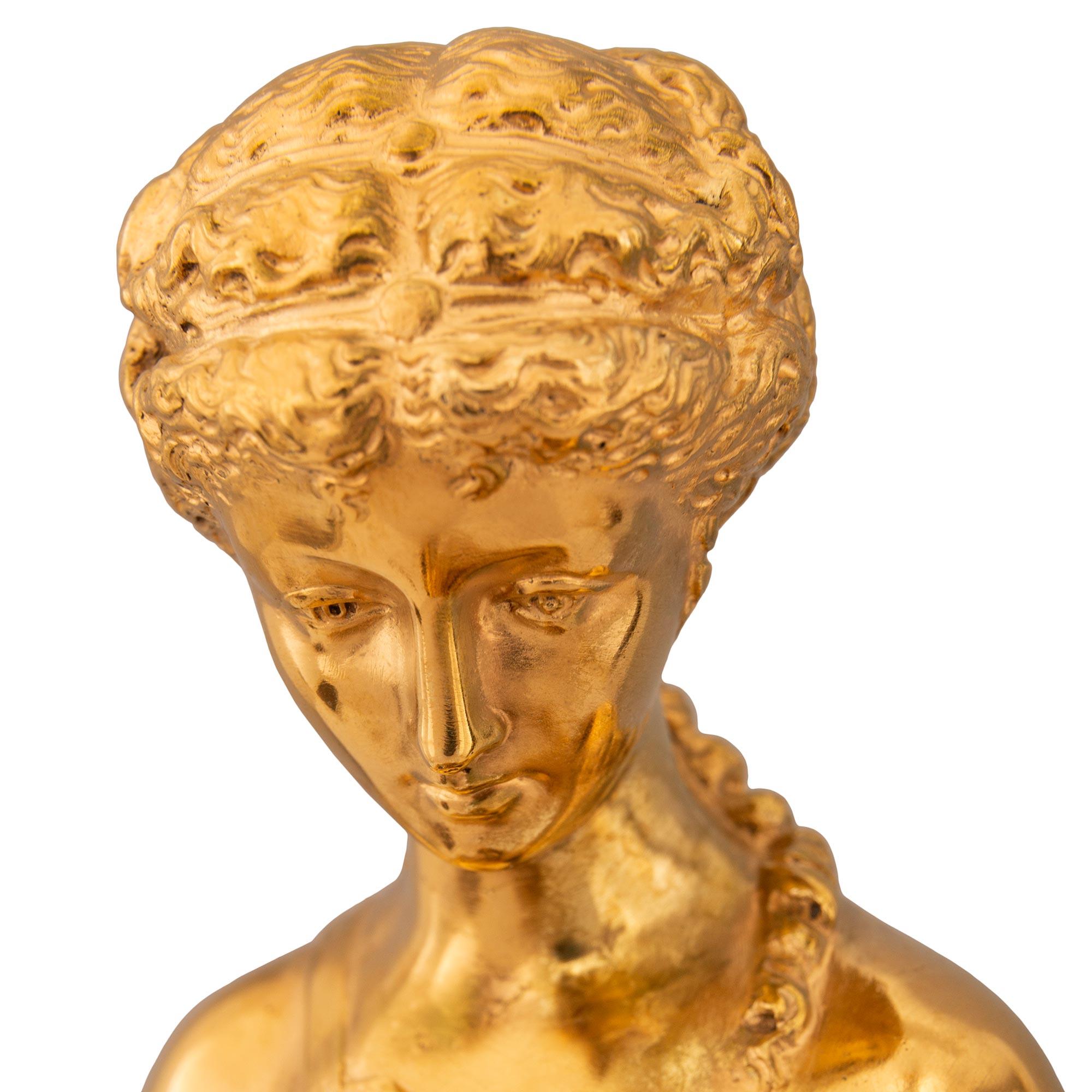 Patiné Paire de statues néoclassiques françaises du 19ème siècle en bronze et ormolu en vente