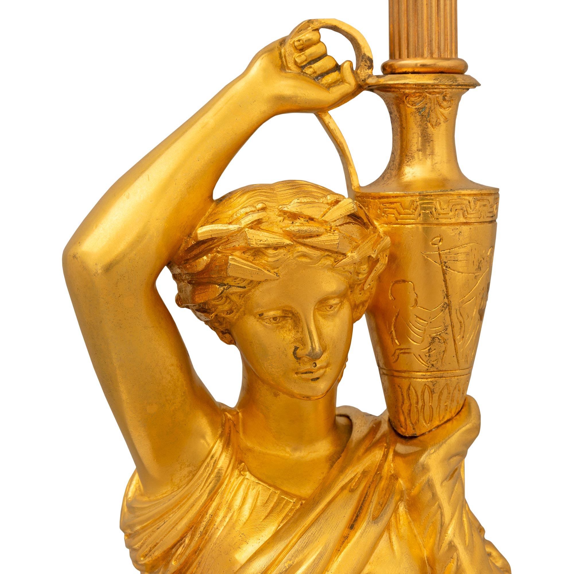 Français Paire de véritables lampes néoclassiques françaises du XIXe siècle en bronze doré et onyx en vente