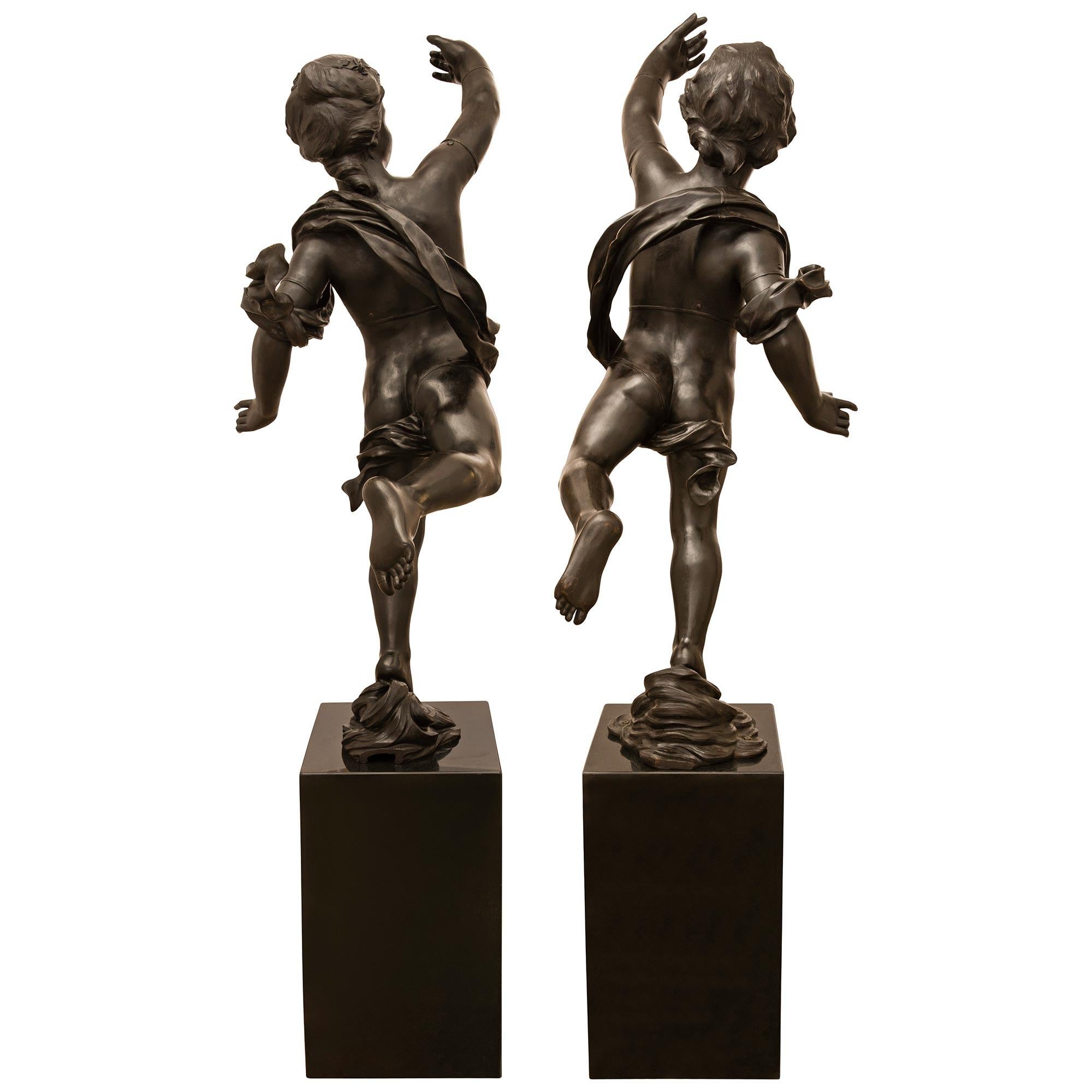 Paire véritable de statues en bronze patiné de style néoclassique français du 19ème siècle en vente 2