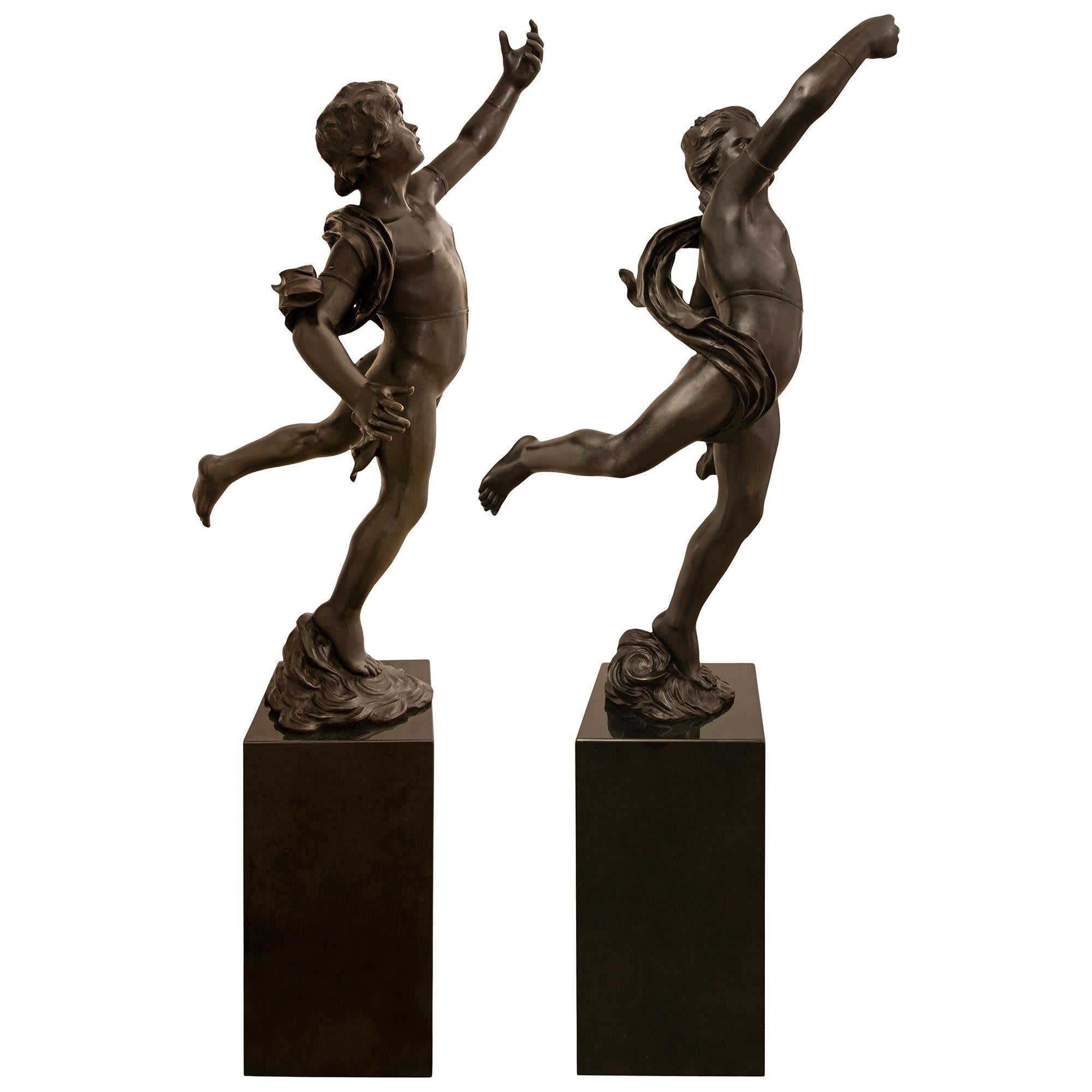 Néoclassique Paire véritable de statues en bronze patiné de style néoclassique français du 19ème siècle en vente