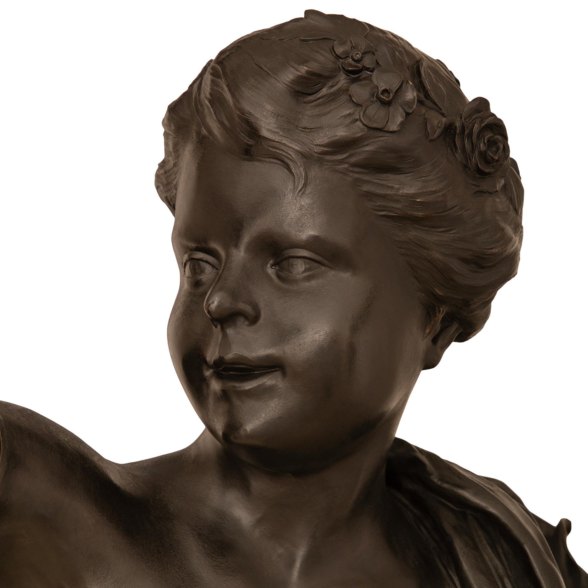 Patiné Paire véritable de statues en bronze patiné de style néoclassique français du 19ème siècle en vente