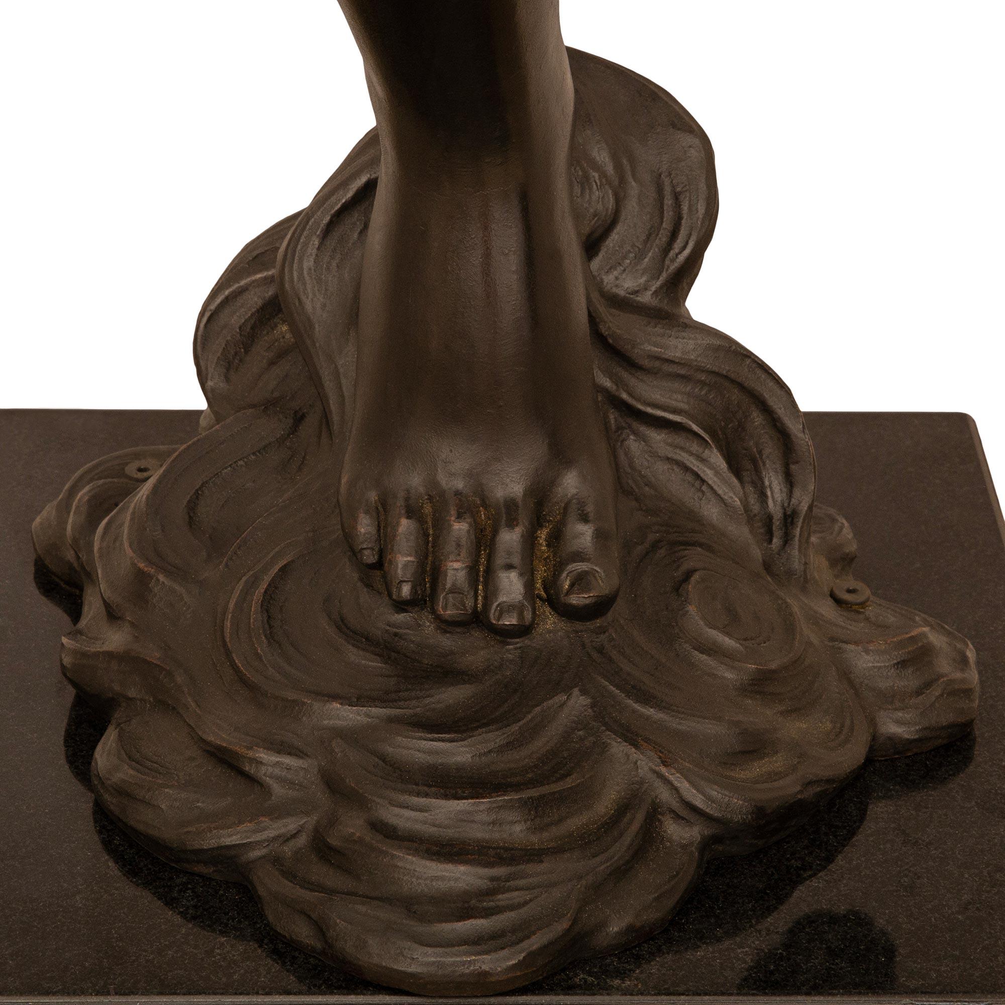 Bronze Paire véritable de statues en bronze patiné de style néoclassique français du 19ème siècle en vente