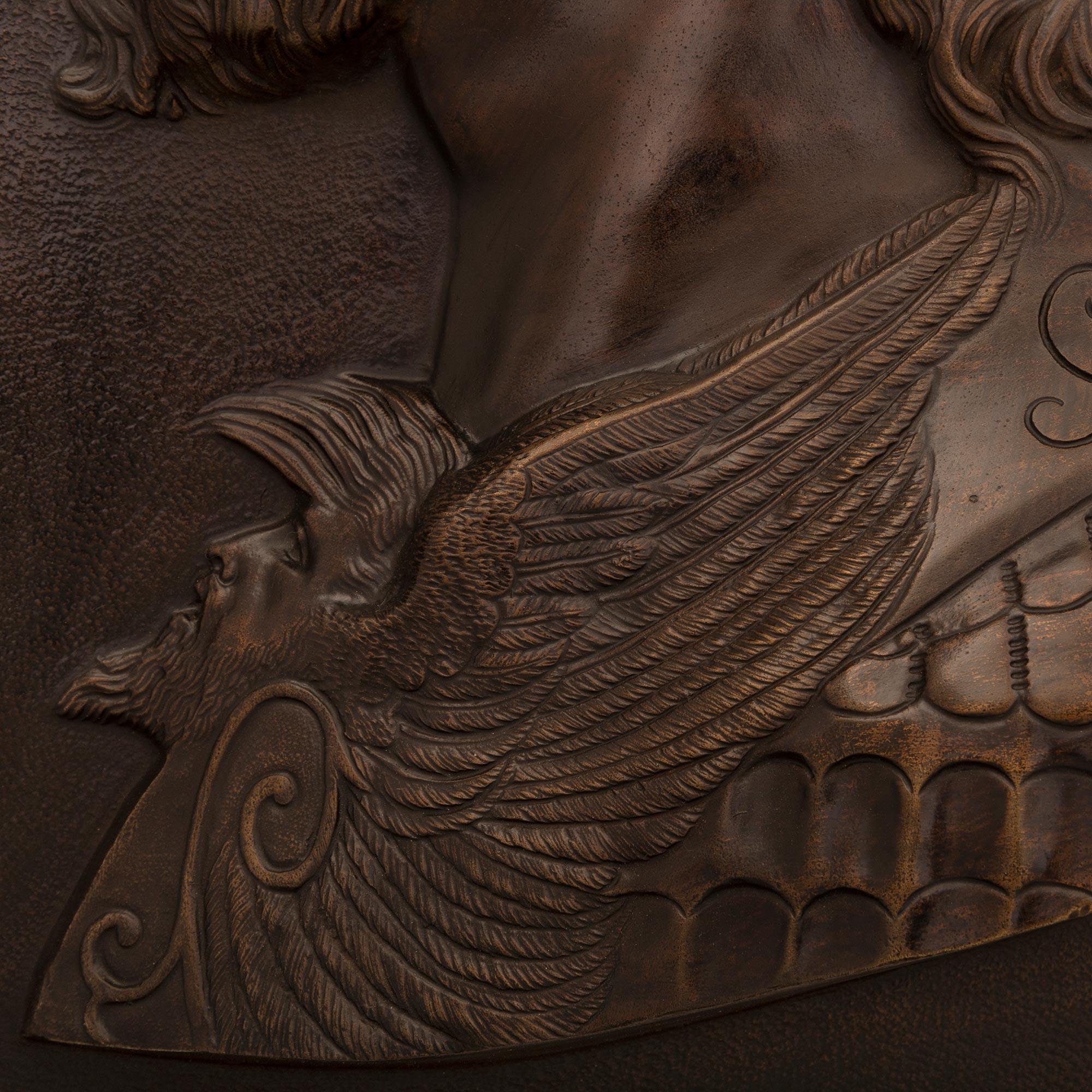 Bronzo Coppia di placche decorative da parete in bronzo patinato del XIX secolo francese in vendita