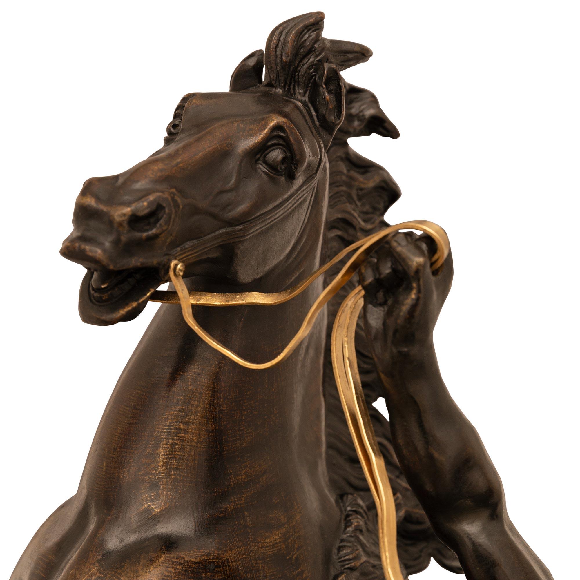 Français Paire de véritables statues de chevaux en bronze patiné du 19ème siècle en vente