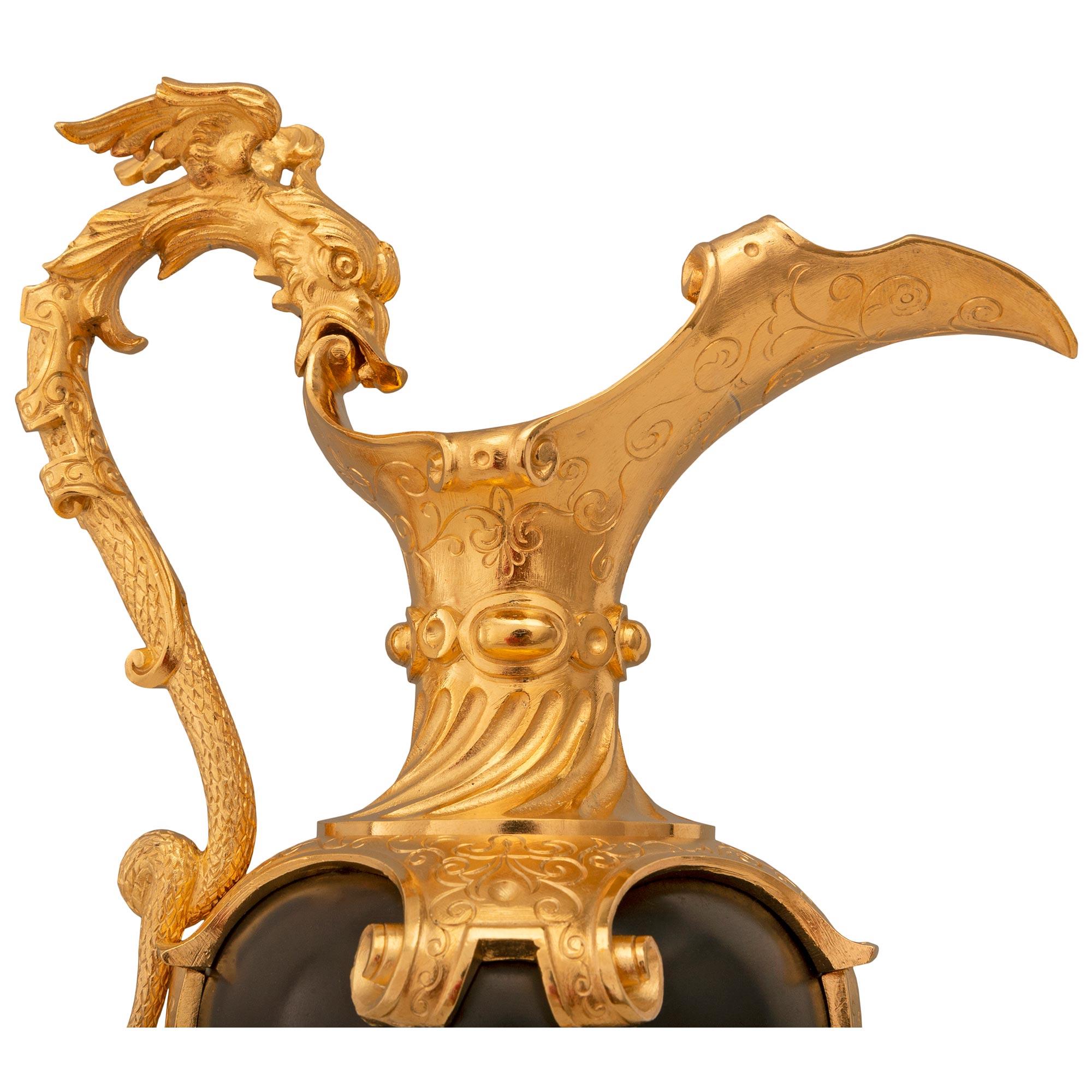Patiné Paire de véritables aiguières françaises de la Renaissance du 19ème siècle en bronze et bronze doré en vente