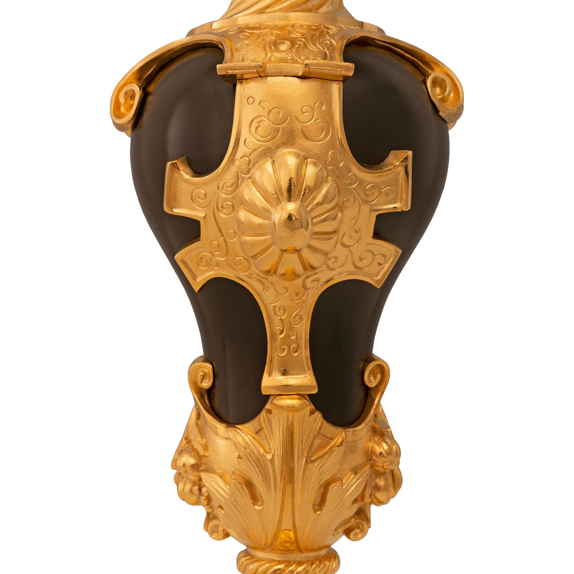 XIXe siècle Paire de véritables aiguières françaises de la Renaissance du 19ème siècle en bronze et bronze doré en vente