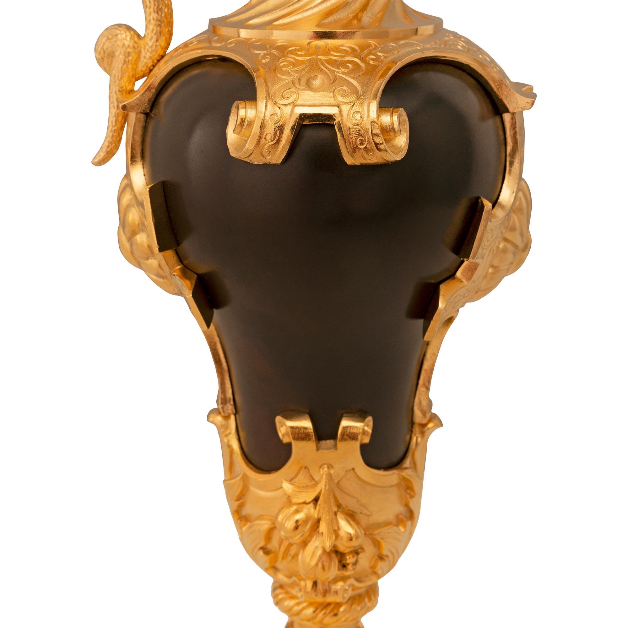 Bronze Paire de véritables aiguières françaises de la Renaissance du 19ème siècle en bronze et bronze doré en vente
