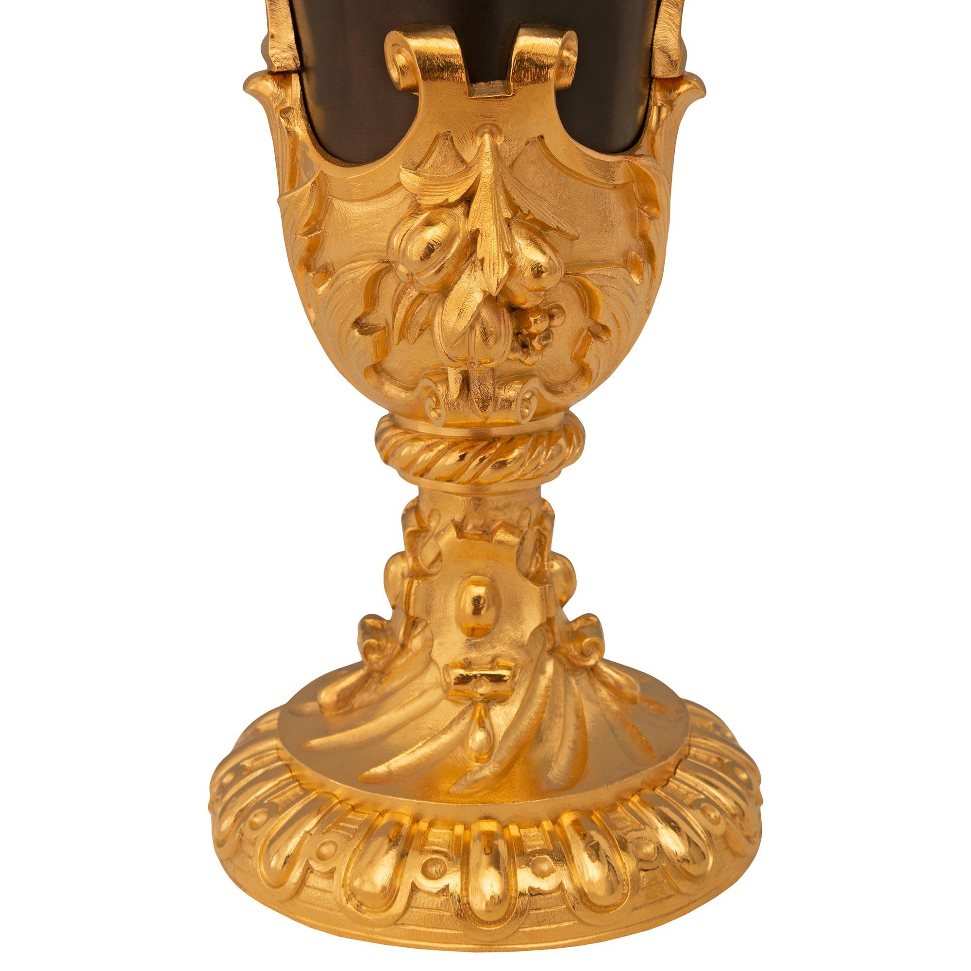 Paire de véritables aiguières françaises de la Renaissance du 19ème siècle en bronze et bronze doré en vente 1