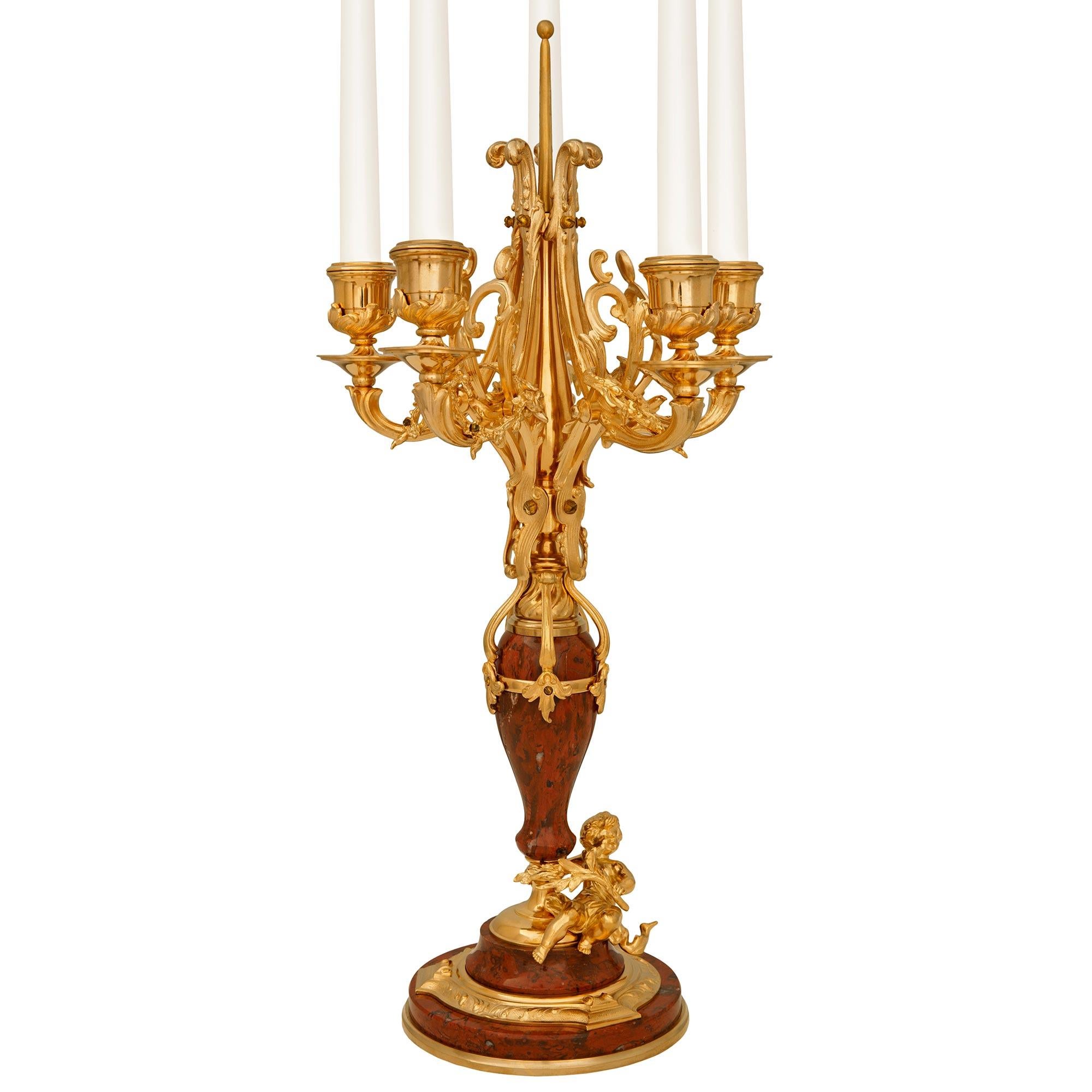 Luigi XV vera coppia di candelabri francesi del XIX secolo in marmo Rouge Griotte e Ormolu in vendita