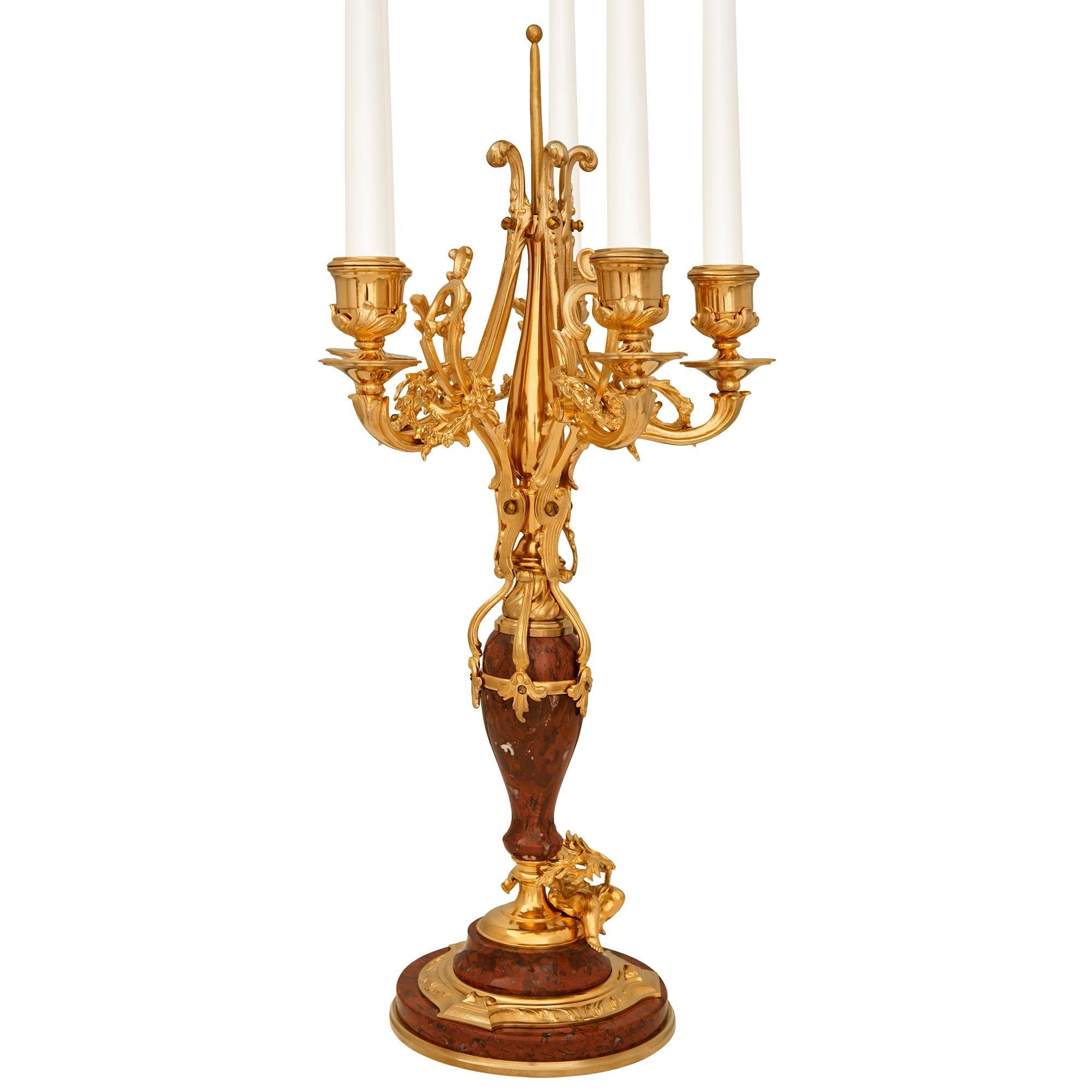Francese vera coppia di candelabri francesi del XIX secolo in marmo Rouge Griotte e Ormolu in vendita