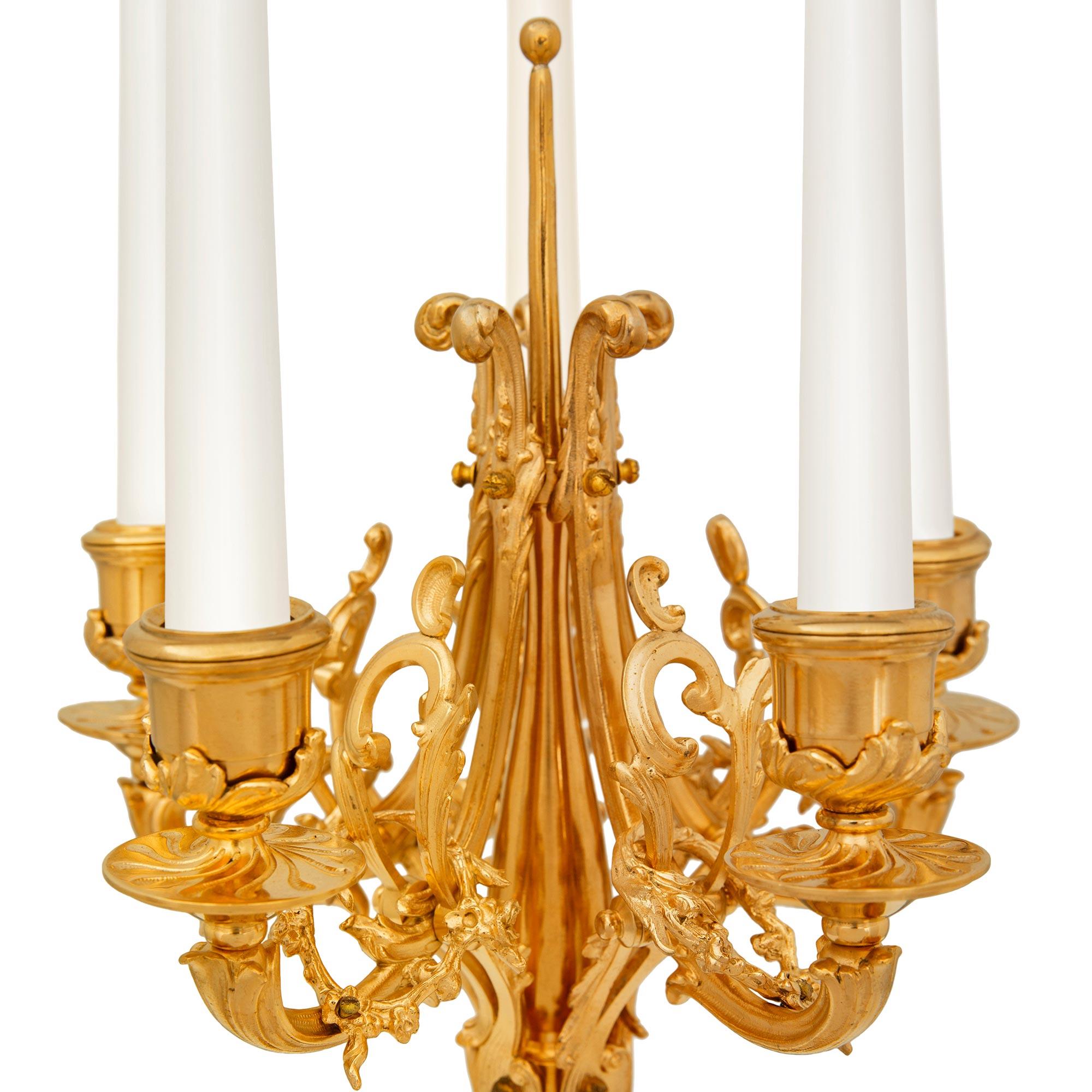 vera coppia di candelabri francesi del XIX secolo in marmo Rouge Griotte e Ormolu In condizioni buone in vendita a West Palm Beach, FL