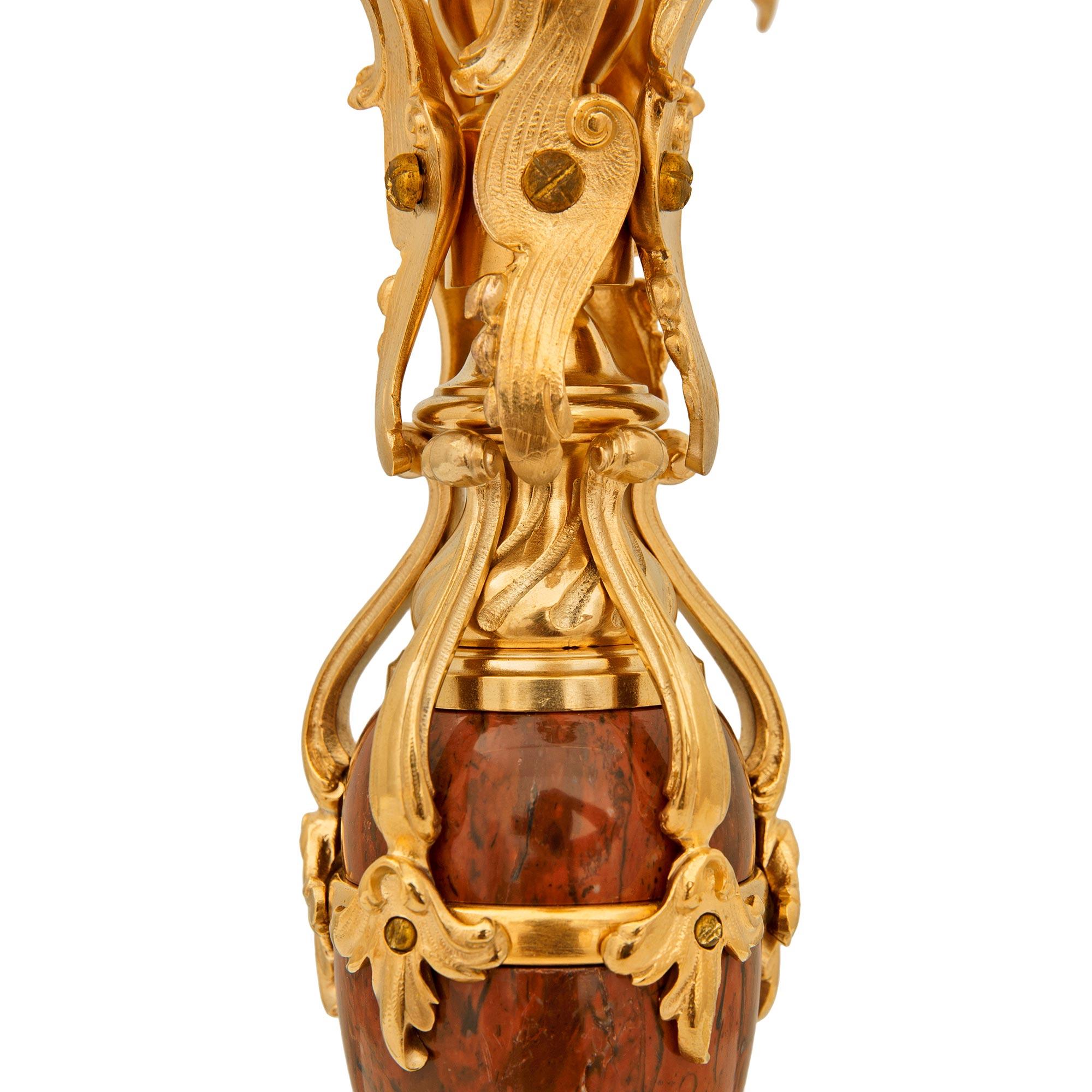 vera coppia di candelabri francesi del XIX secolo in marmo Rouge Griotte e Ormolu in vendita 1