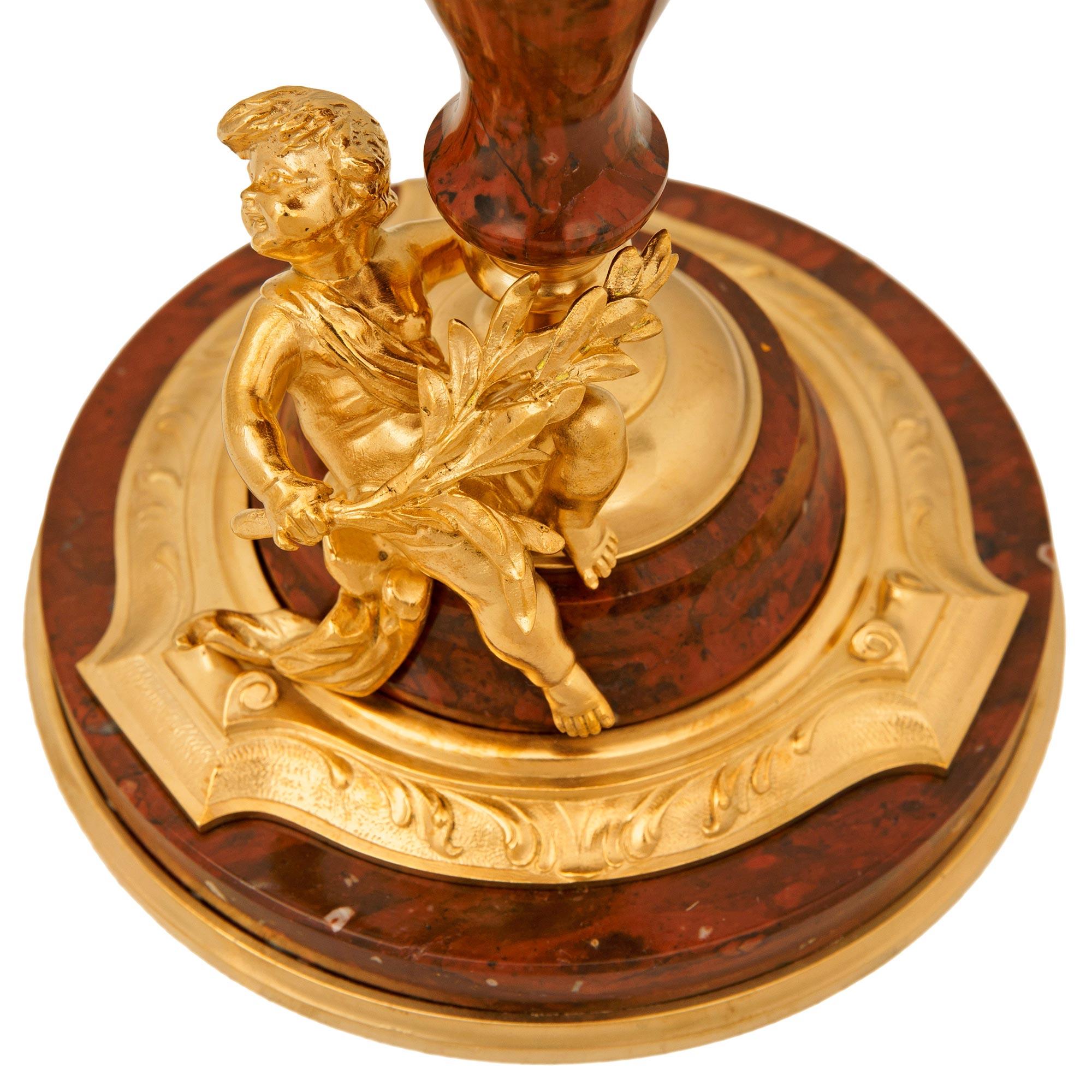 vera coppia di candelabri francesi del XIX secolo in marmo Rouge Griotte e Ormolu in vendita 2