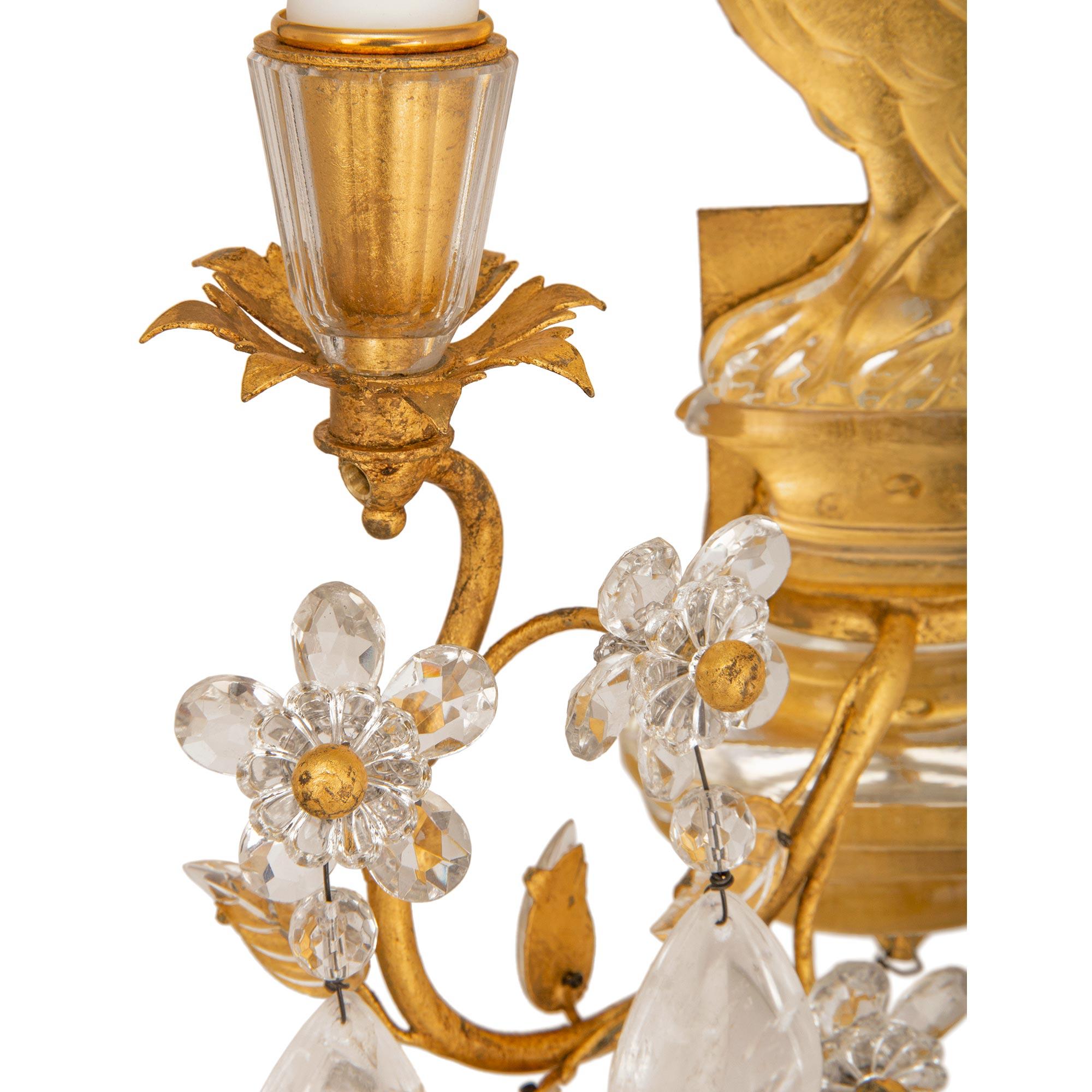 True Pair of French 20. Louis XVI St. Bergkristall und vergoldetes Metall Wandleuchter im Zustand „Gut“ im Angebot in West Palm Beach, FL