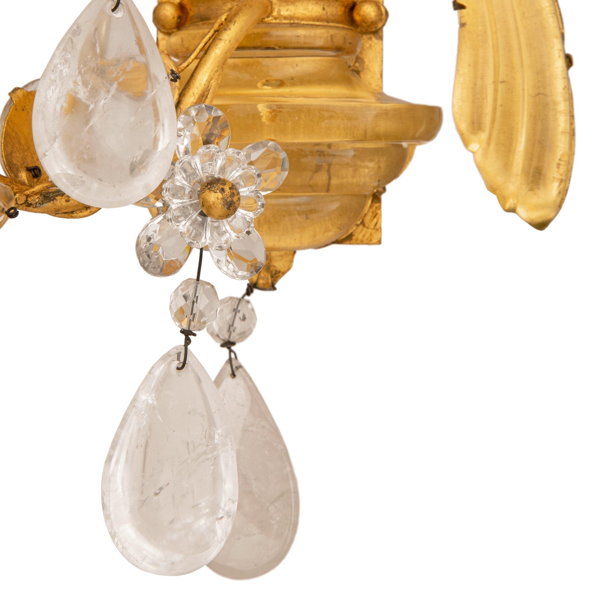 True Pair of French 20. Louis XVI St. Bergkristall und vergoldetes Metall Wandleuchter (20. Jahrhundert) im Angebot