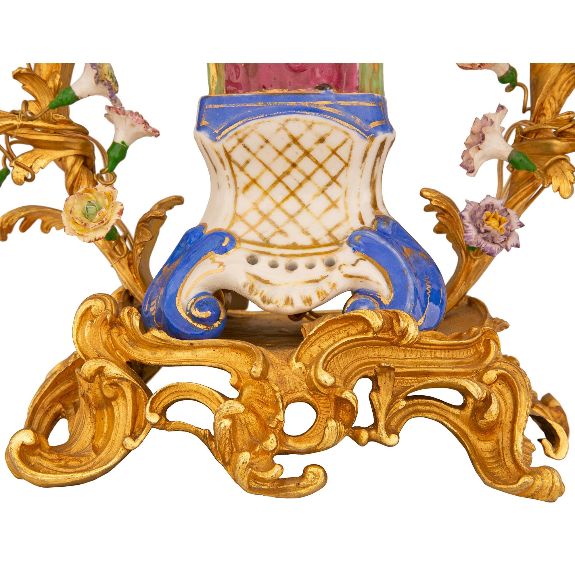 Coppia di lampade a candelabro in porcellana francese di fine secolo Luigi XV St. in vendita 4