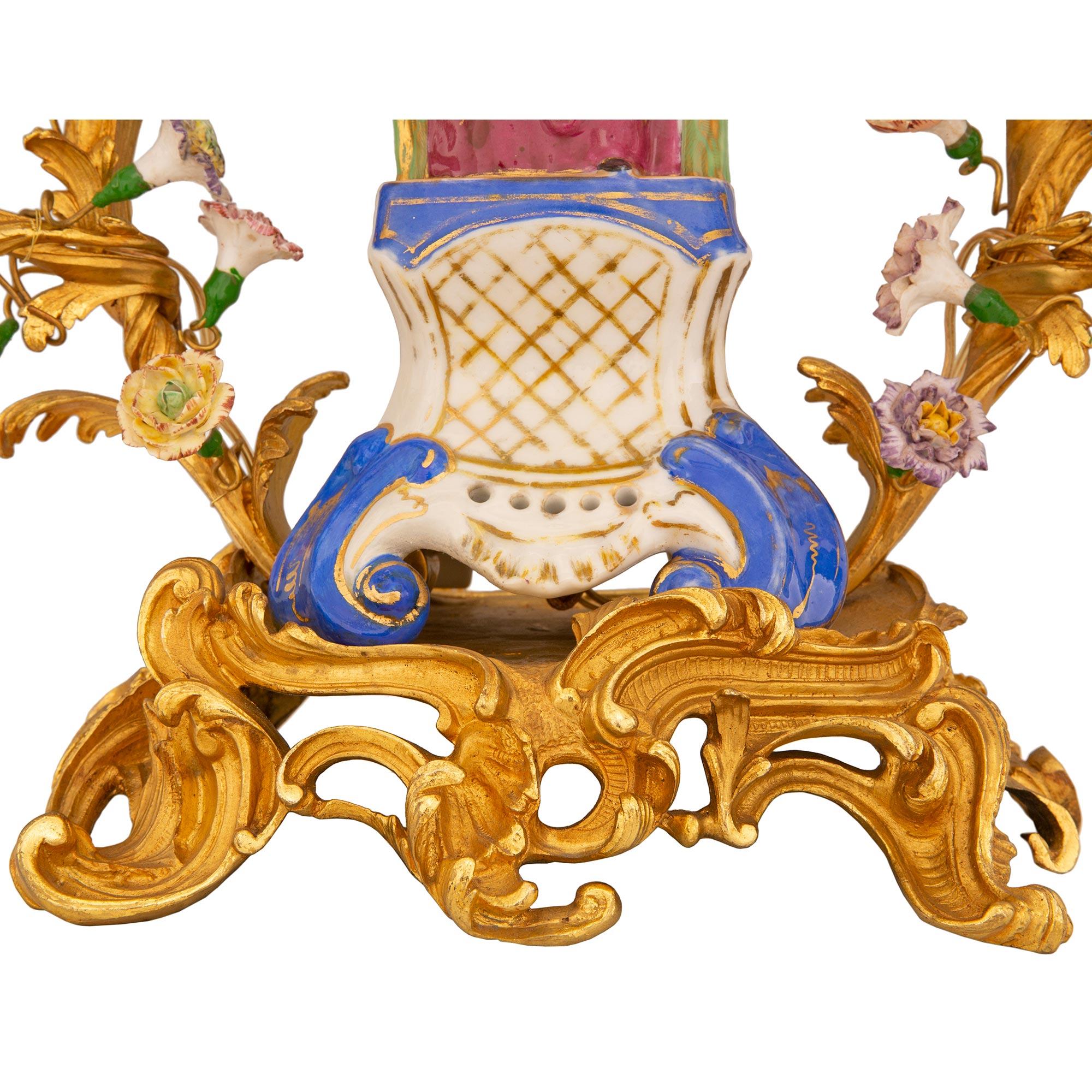 Paire de véritables candélabres en porcelaine de style Louis XV du début du siècle en vente 4