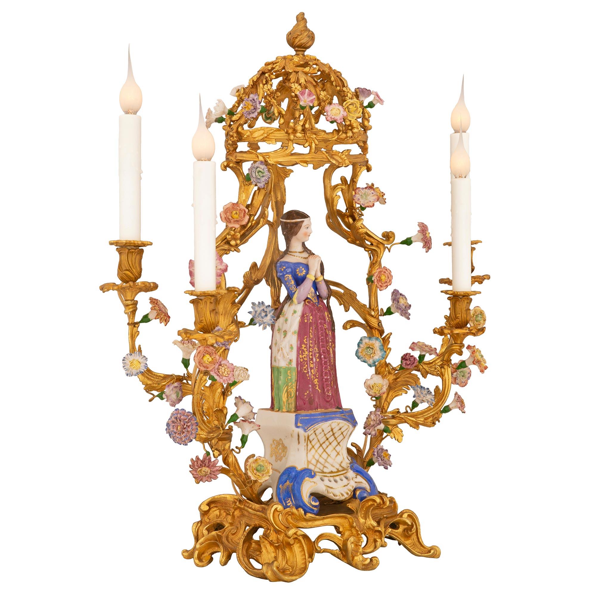 Français Paire de véritables candélabres en porcelaine de style Louis XV du début du siècle en vente