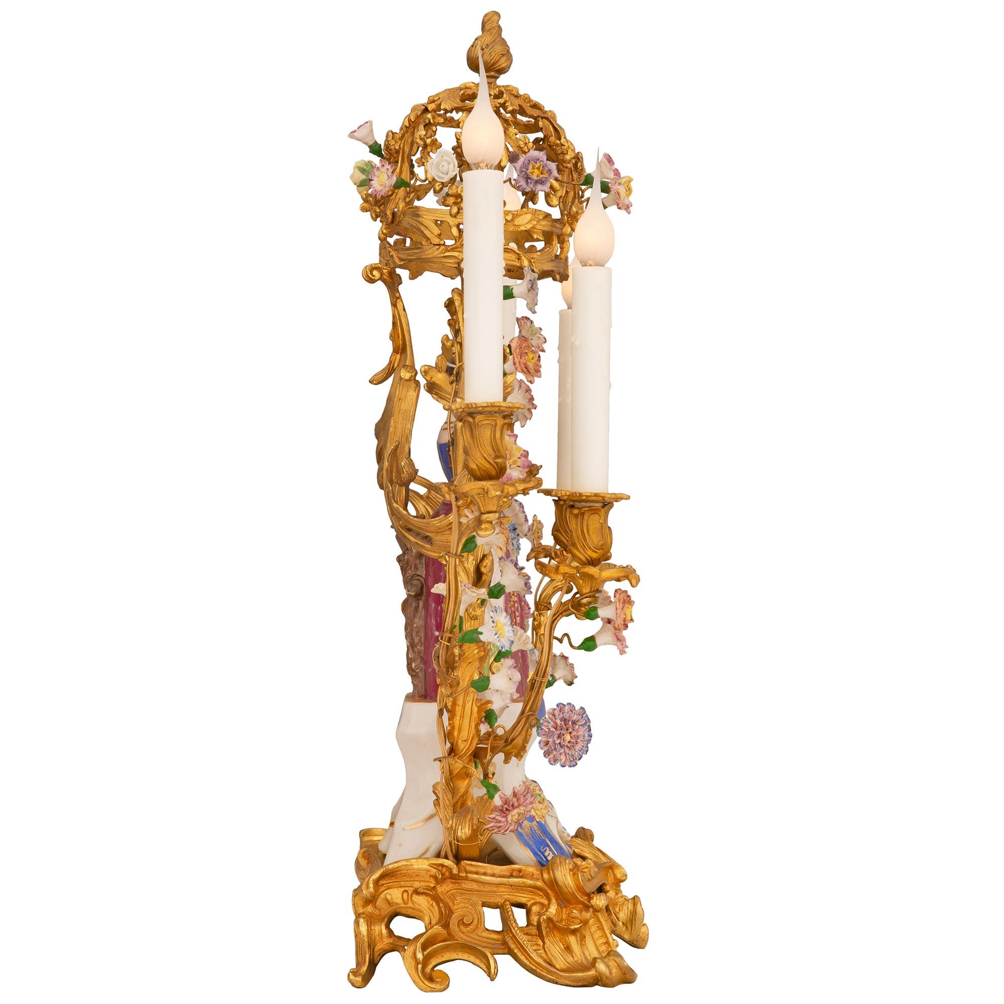 Paire de véritables candélabres en porcelaine de style Louis XV du début du siècle Bon état - En vente à West Palm Beach, FL