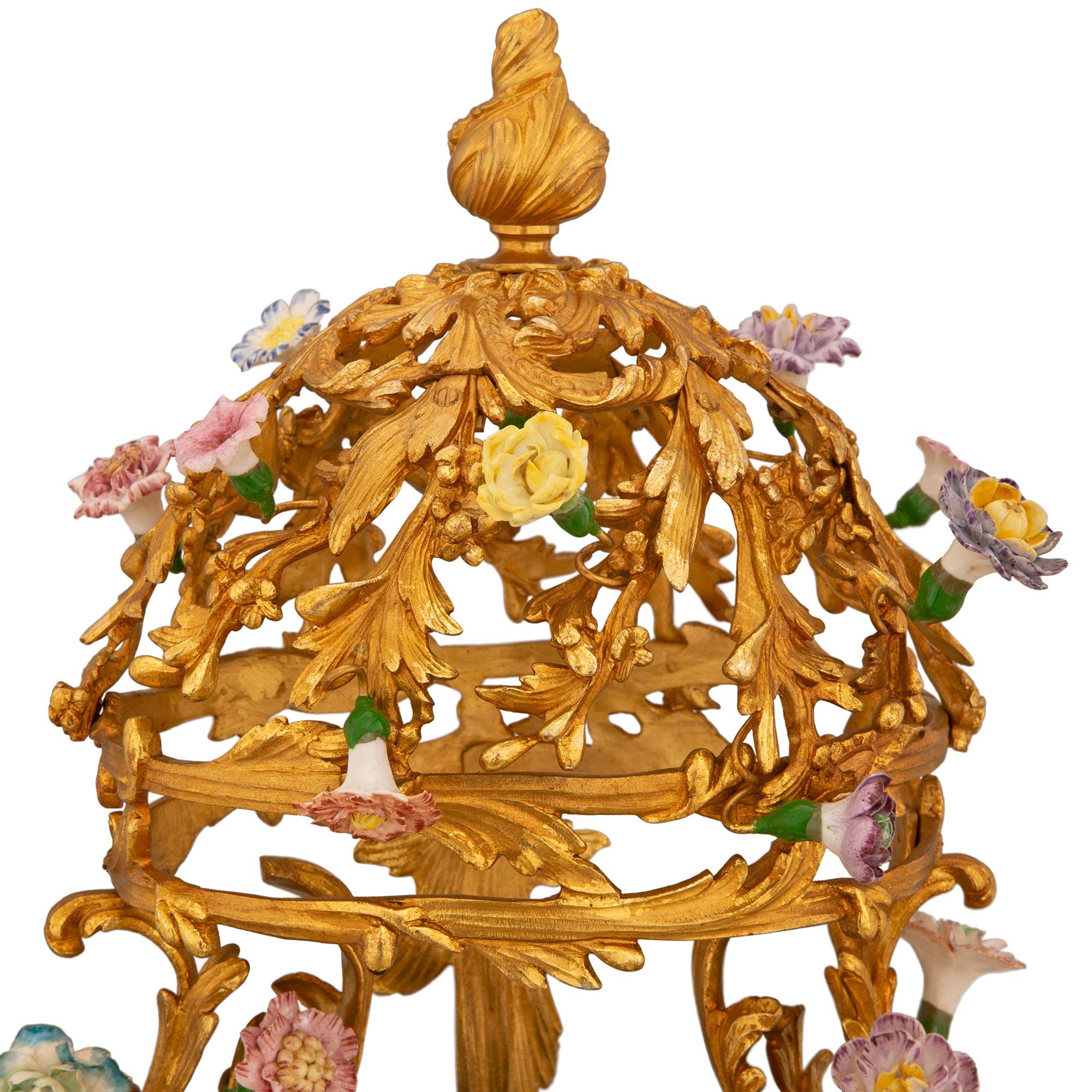 20ième siècle Paire de véritables candélabres en porcelaine de style Louis XV du début du siècle en vente