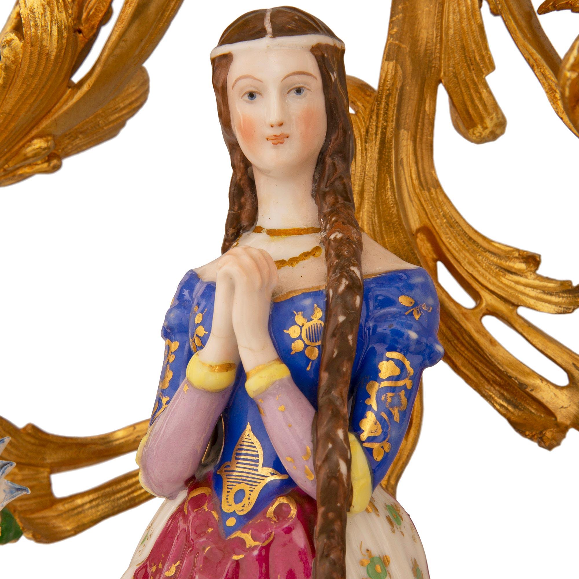 es Paar französische Porzellan-Kandelaber aus der Jahrhundertwende im Stil Louis XV. im Angebot 2