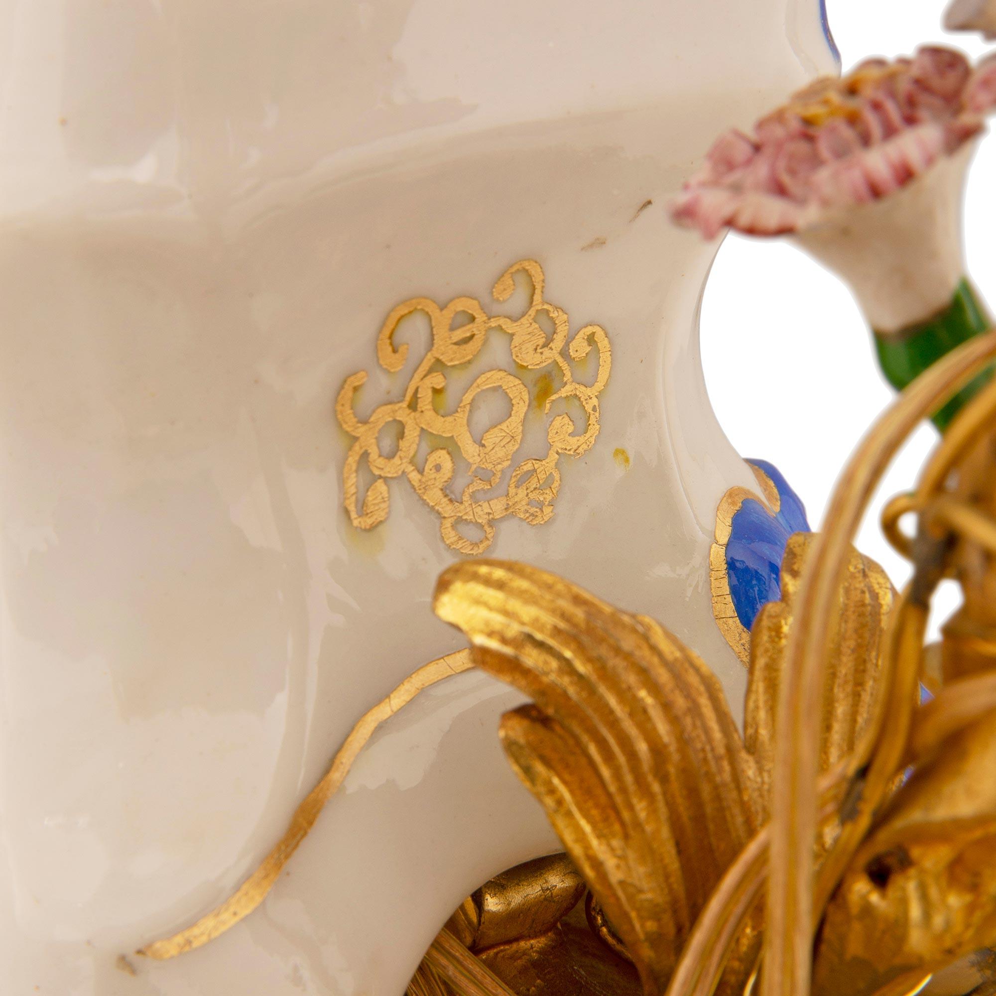 Paire de véritables candélabres en porcelaine de style Louis XV du début du siècle en vente 3