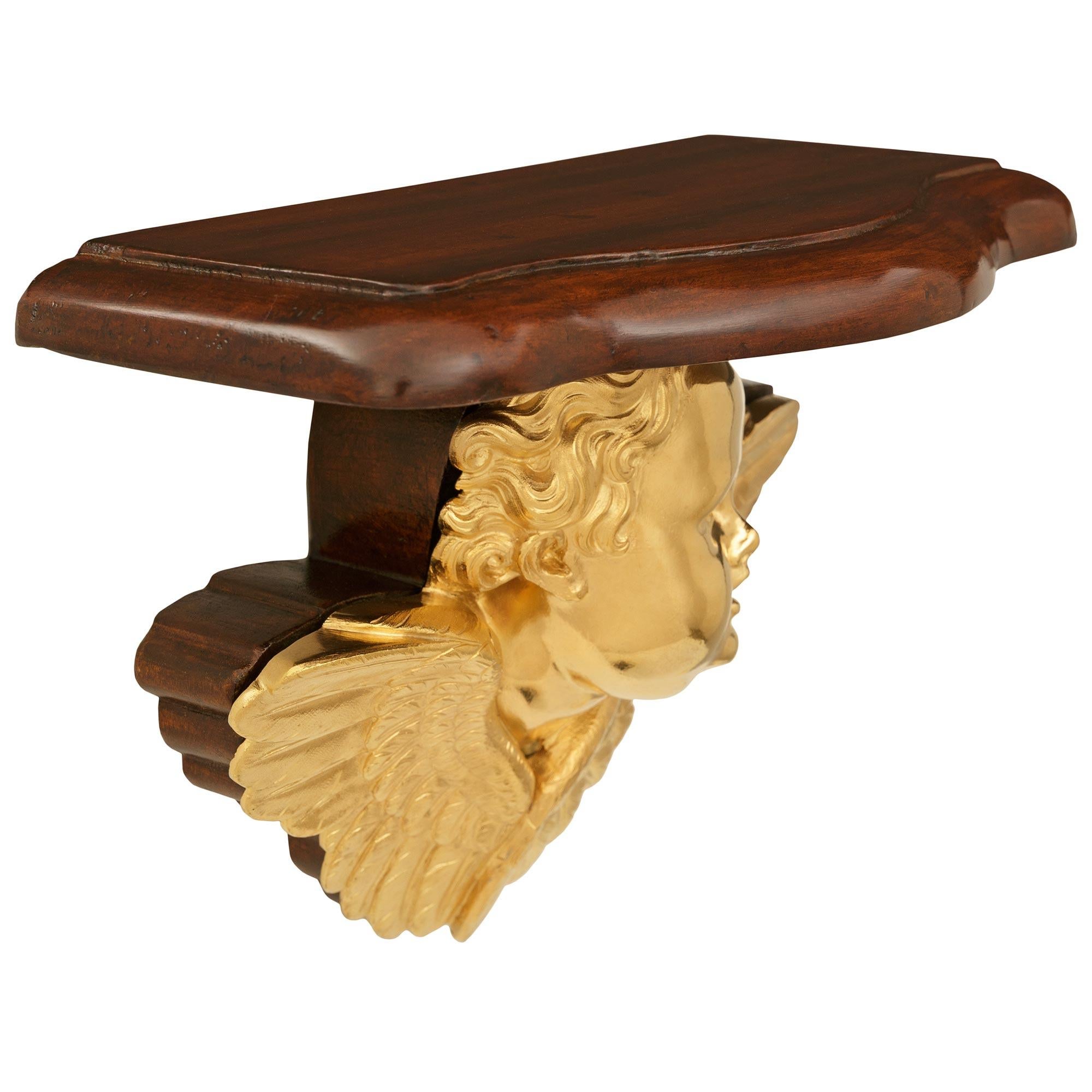 Français Trueing paire de consoles murales françaises du début du siècle en bronze doré et acajou. en vente