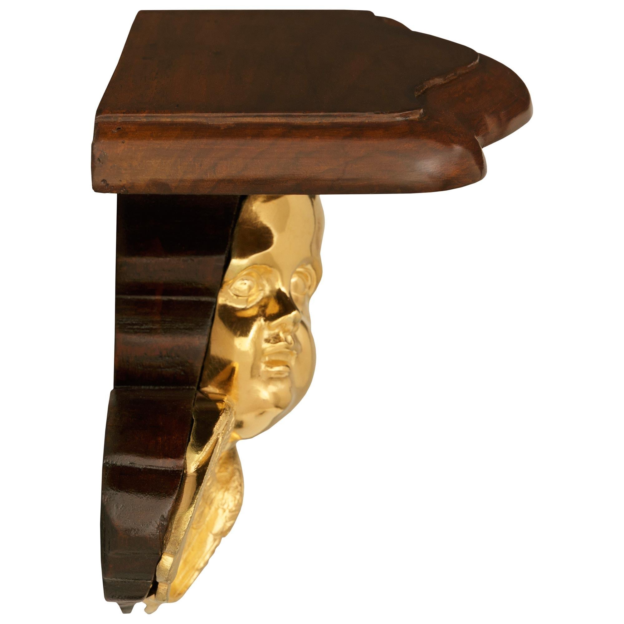 Trueing paire de consoles murales françaises du début du siècle en bronze doré et acajou. Bon état - En vente à West Palm Beach, FL