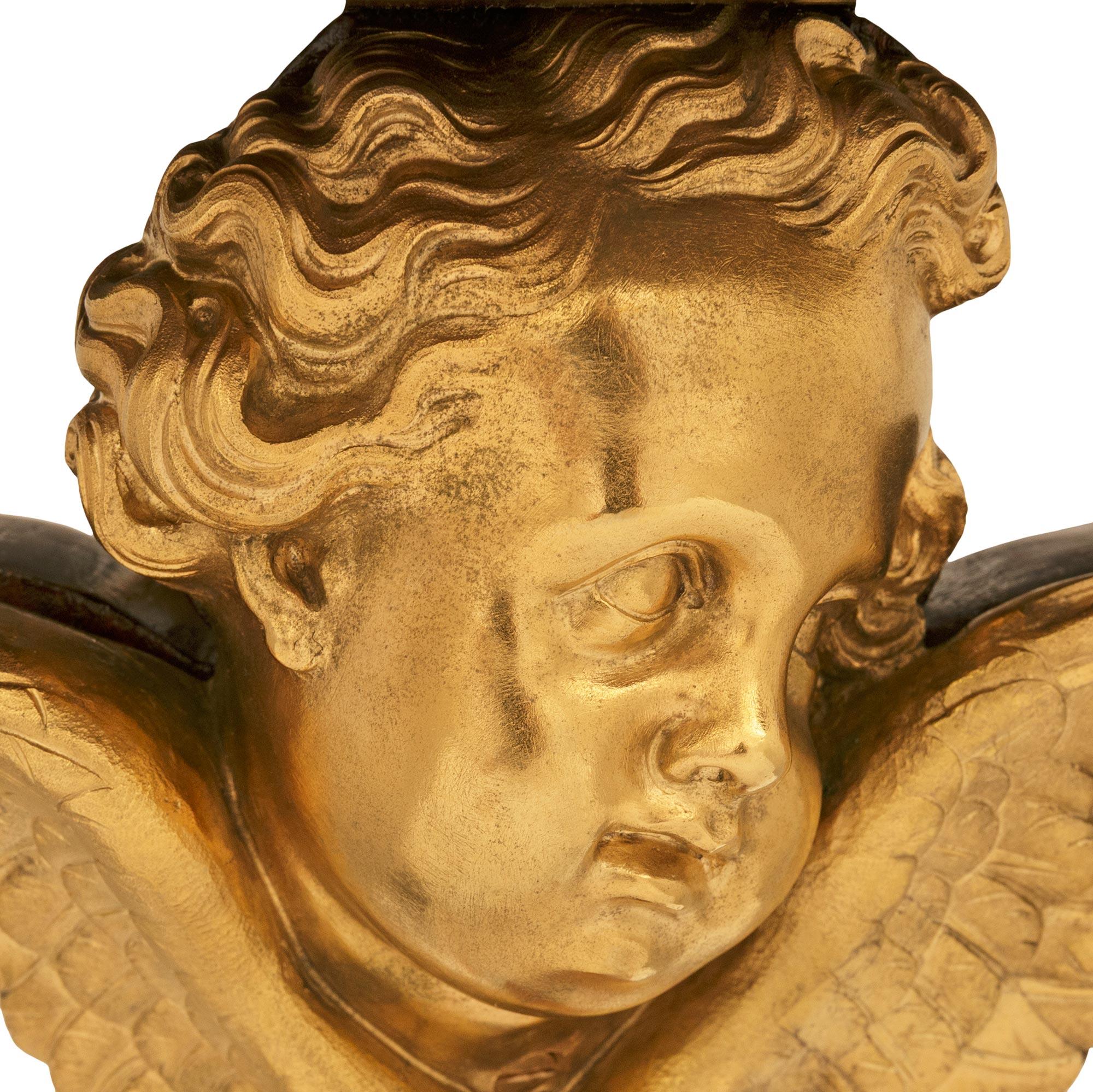 20ième siècle Trueing paire de consoles murales françaises du début du siècle en bronze doré et acajou. en vente