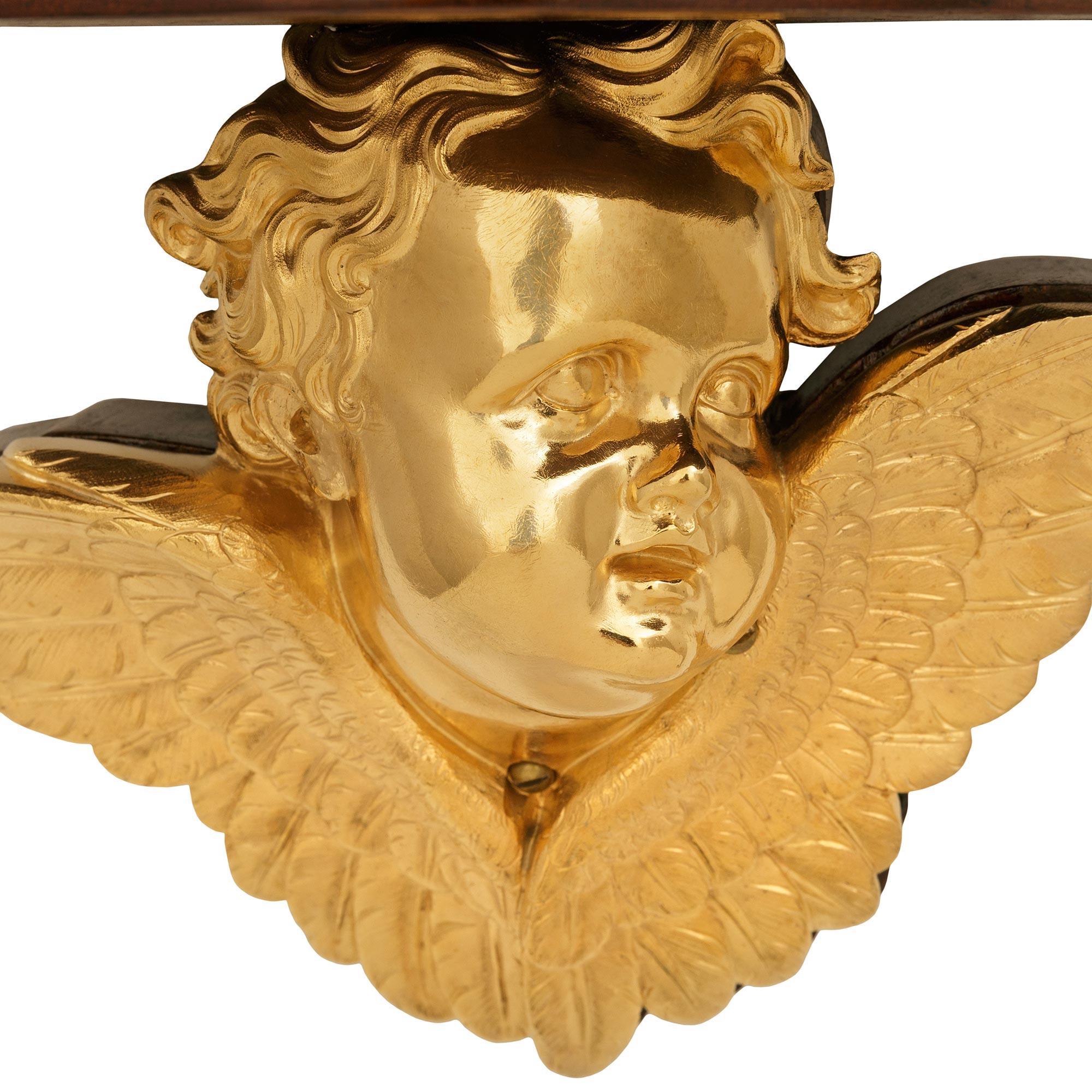 XIXe siècle Trueing paire de consoles murales françaises du début du siècle en bronze doré et acajou. en vente