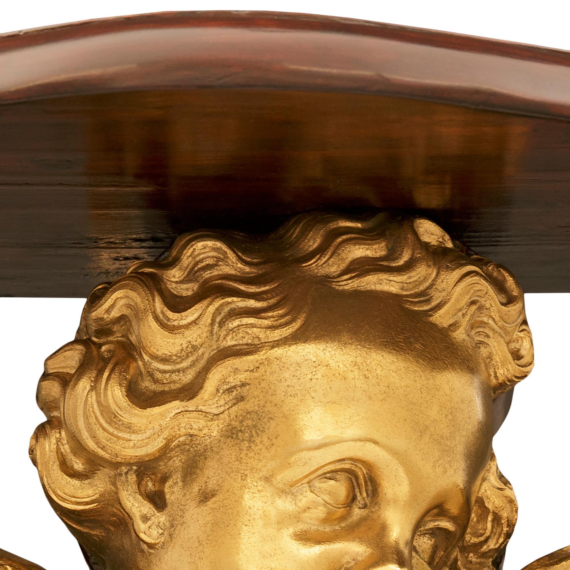 Bronze doré Trueing paire de consoles murales françaises du début du siècle en bronze doré et acajou. en vente