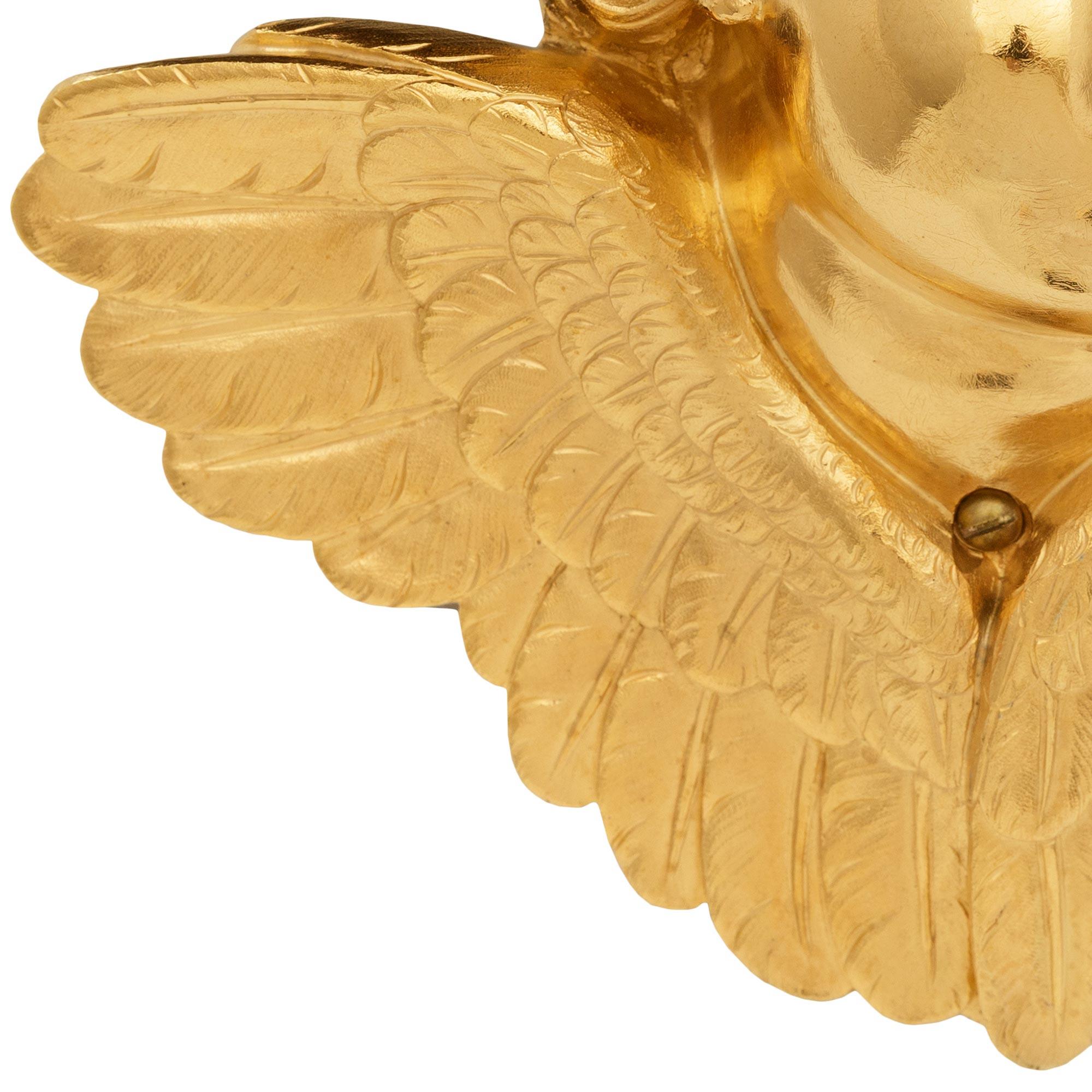 Bronze doré Trueing paire de consoles murales françaises du début du siècle en bronze doré et acajou. en vente