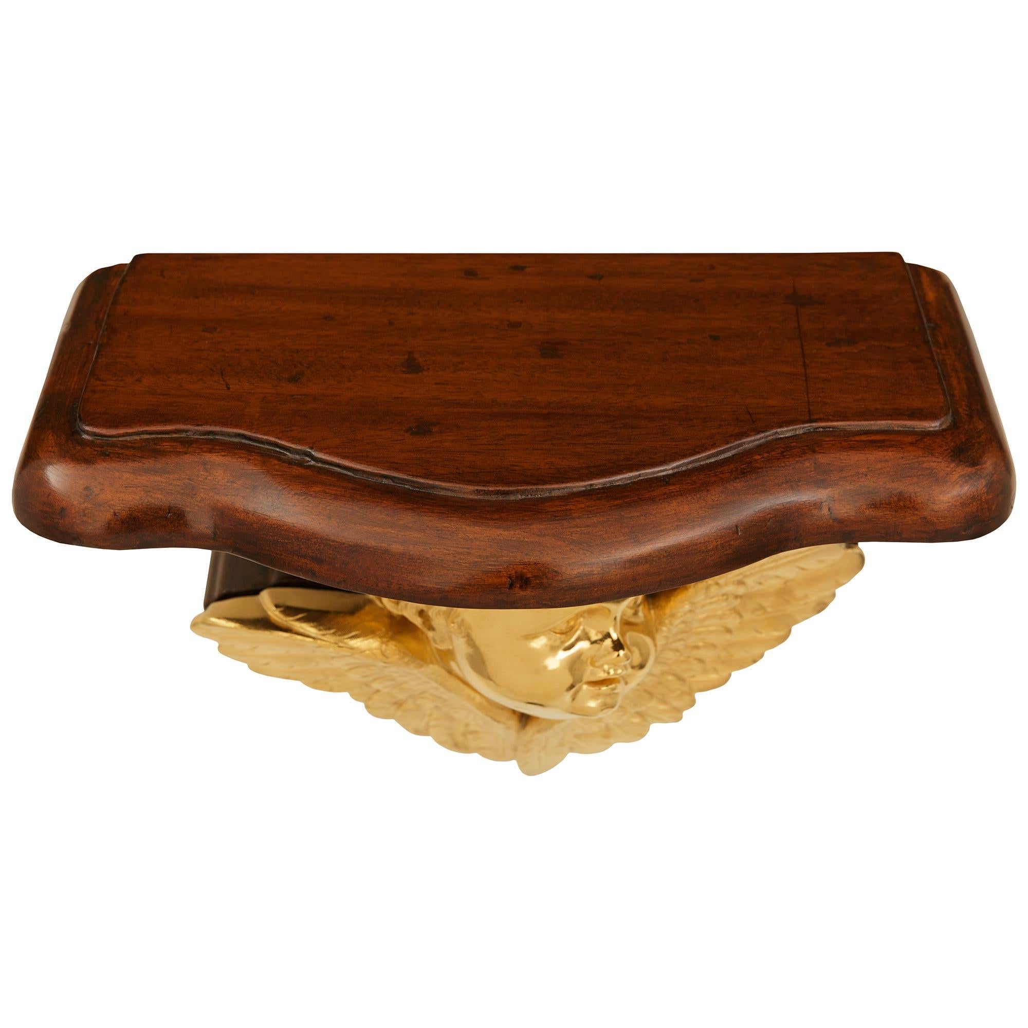 Trueing paire de consoles murales françaises du début du siècle en bronze doré et acajou. en vente 1