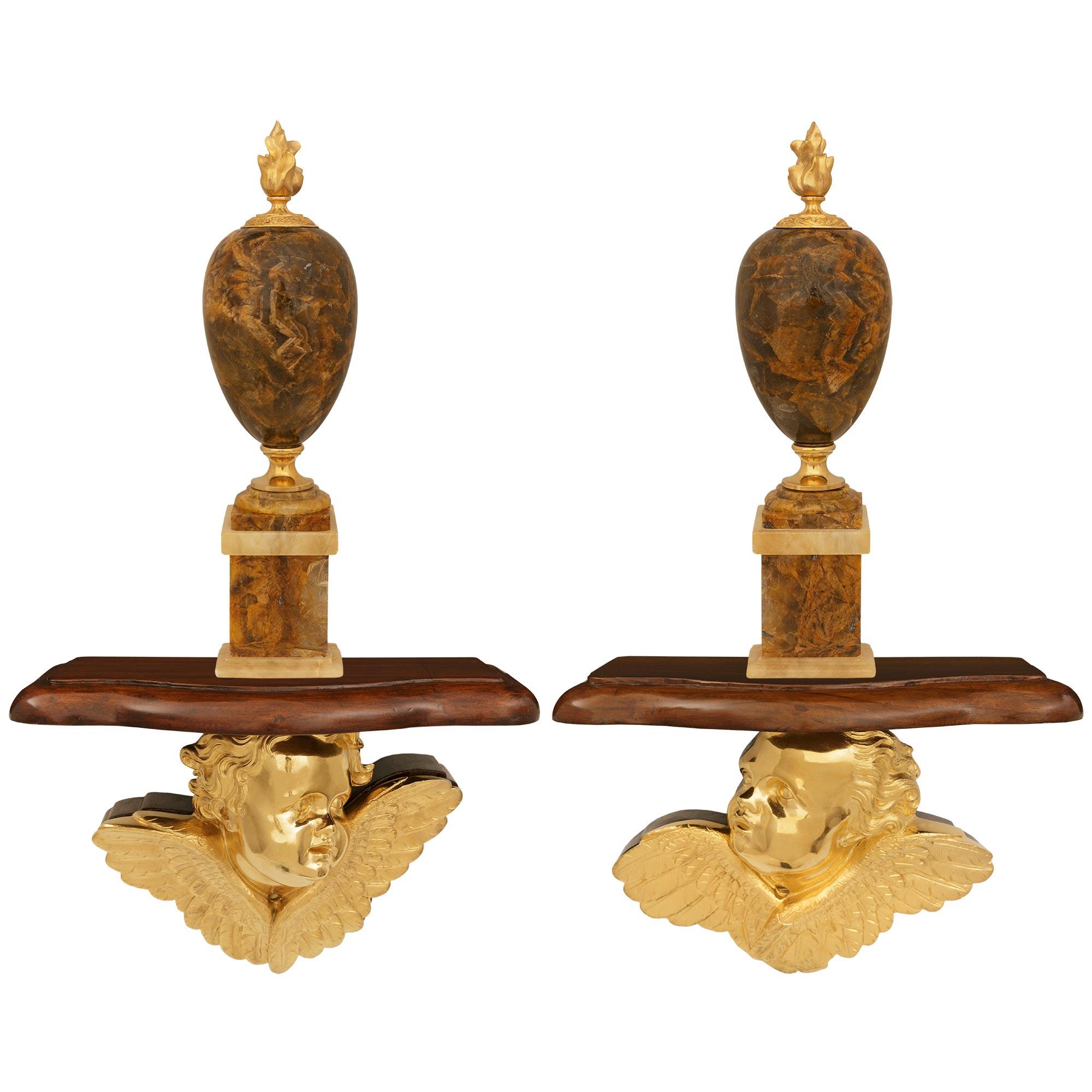 Trueing paire de consoles murales françaises du début du siècle en bronze doré et acajou. en vente 2