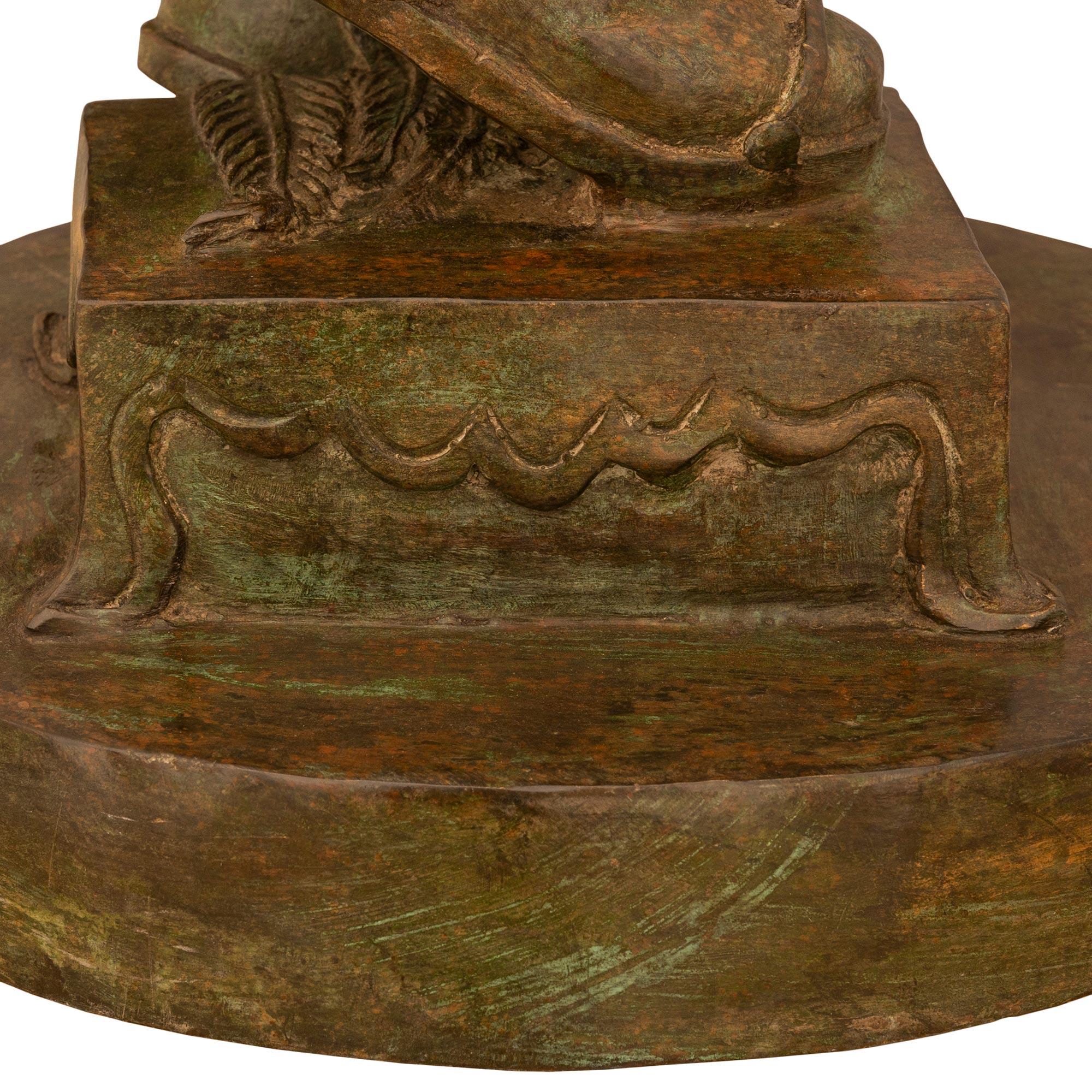 coppia di statue Torchière in bronzo verdastro di fine secolo in vendita 3
