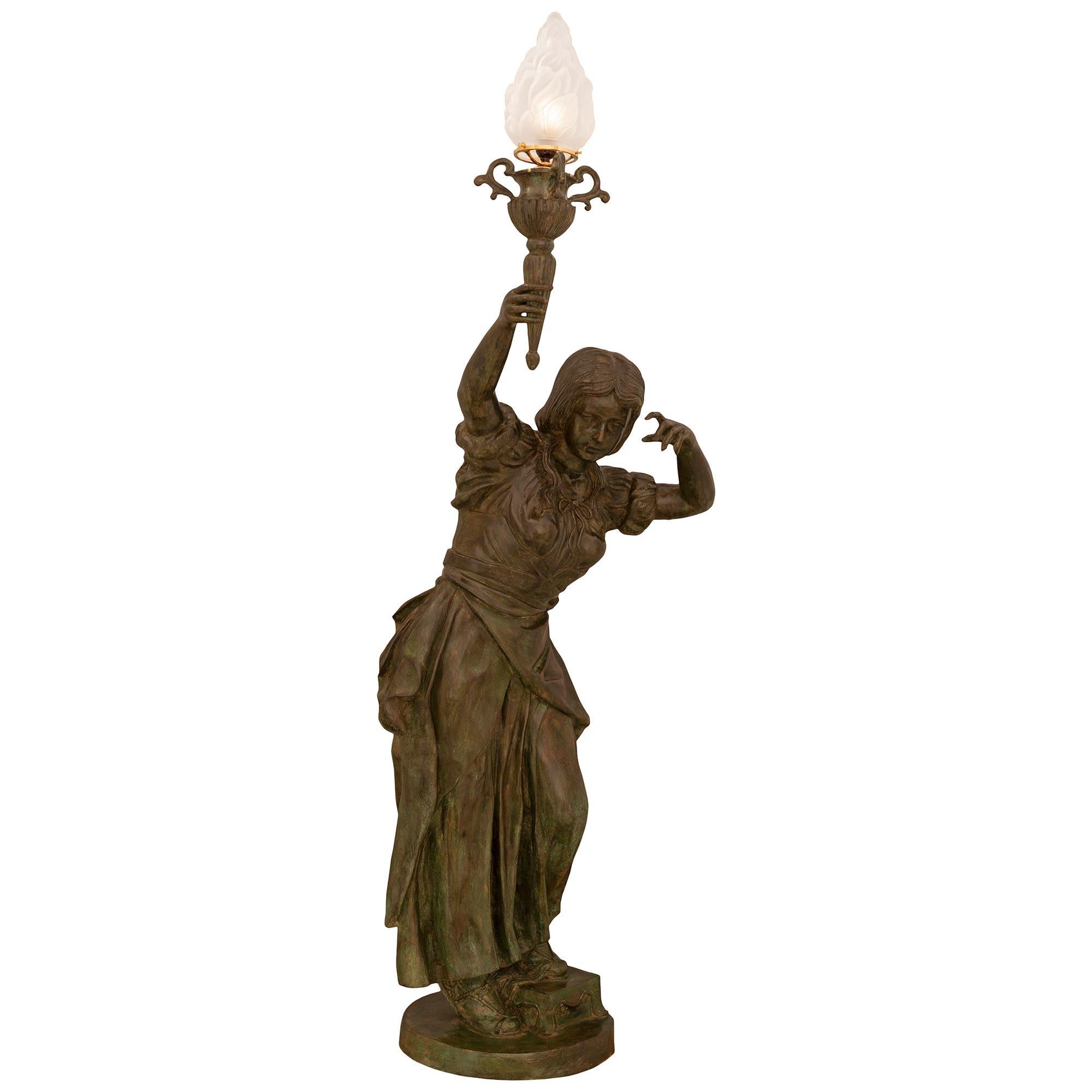 Francese coppia di statue Torchière in bronzo verdastro di fine secolo in vendita