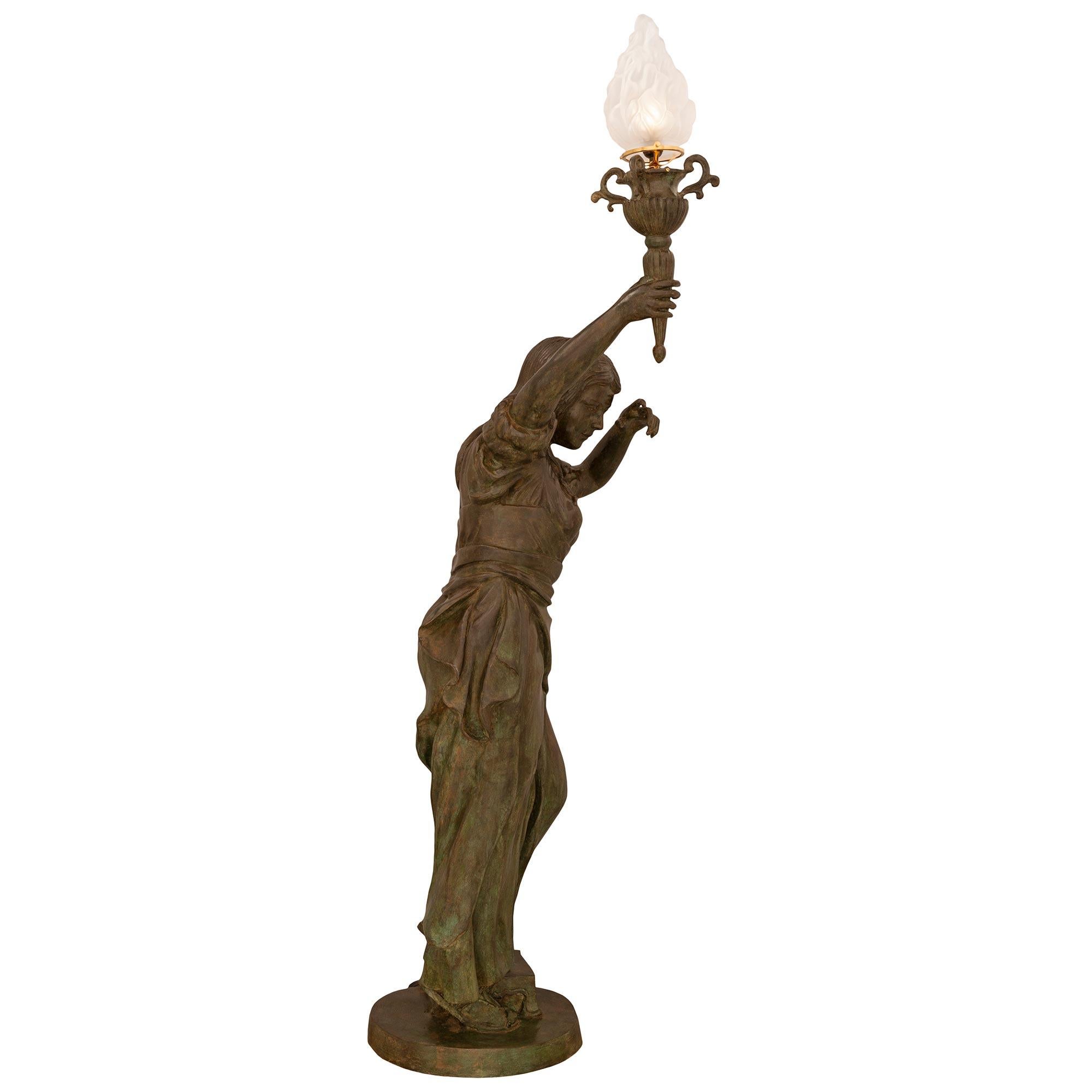 Patinato coppia di statue Torchière in bronzo verdastro di fine secolo in vendita