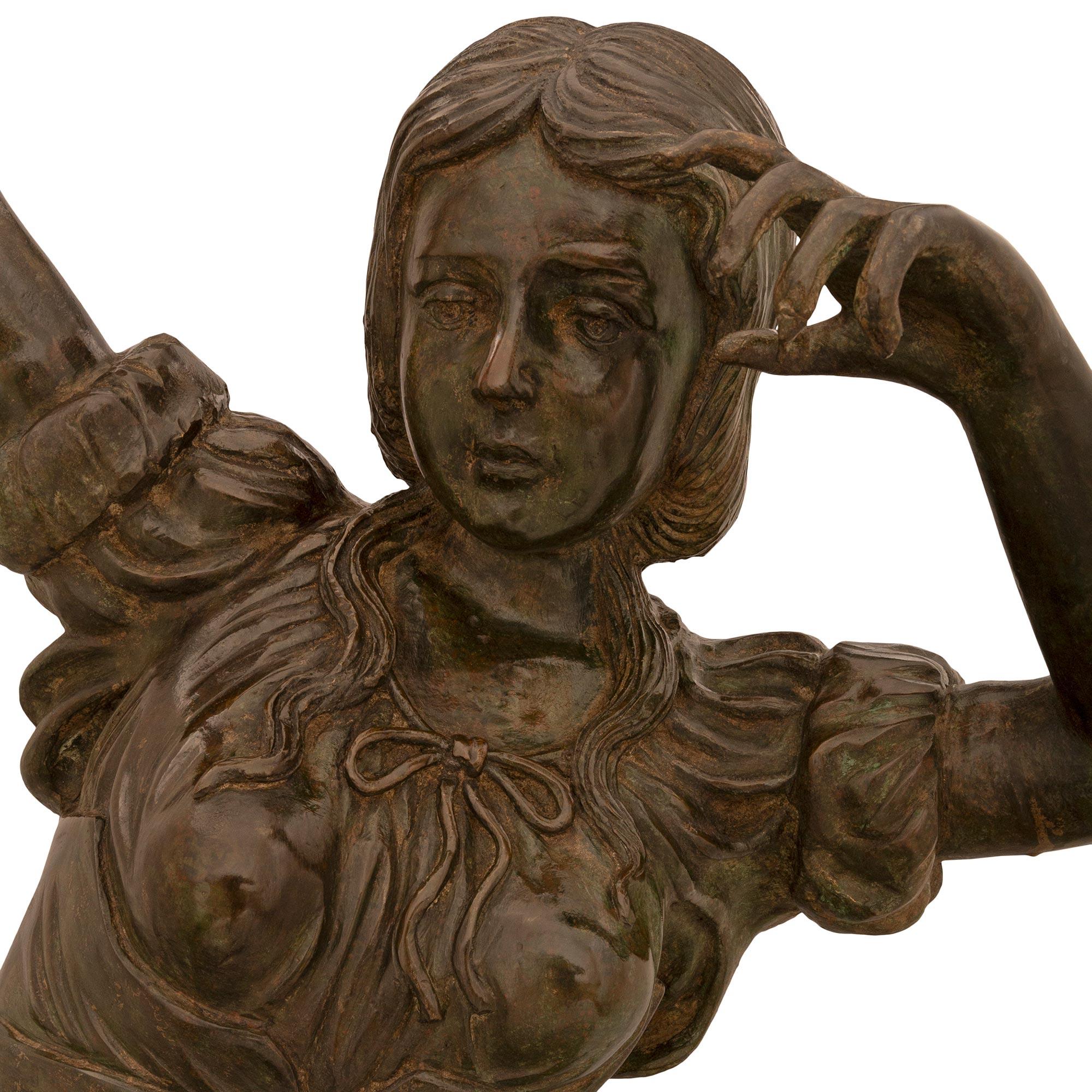XIX secolo coppia di statue Torchière in bronzo verdastro di fine secolo in vendita