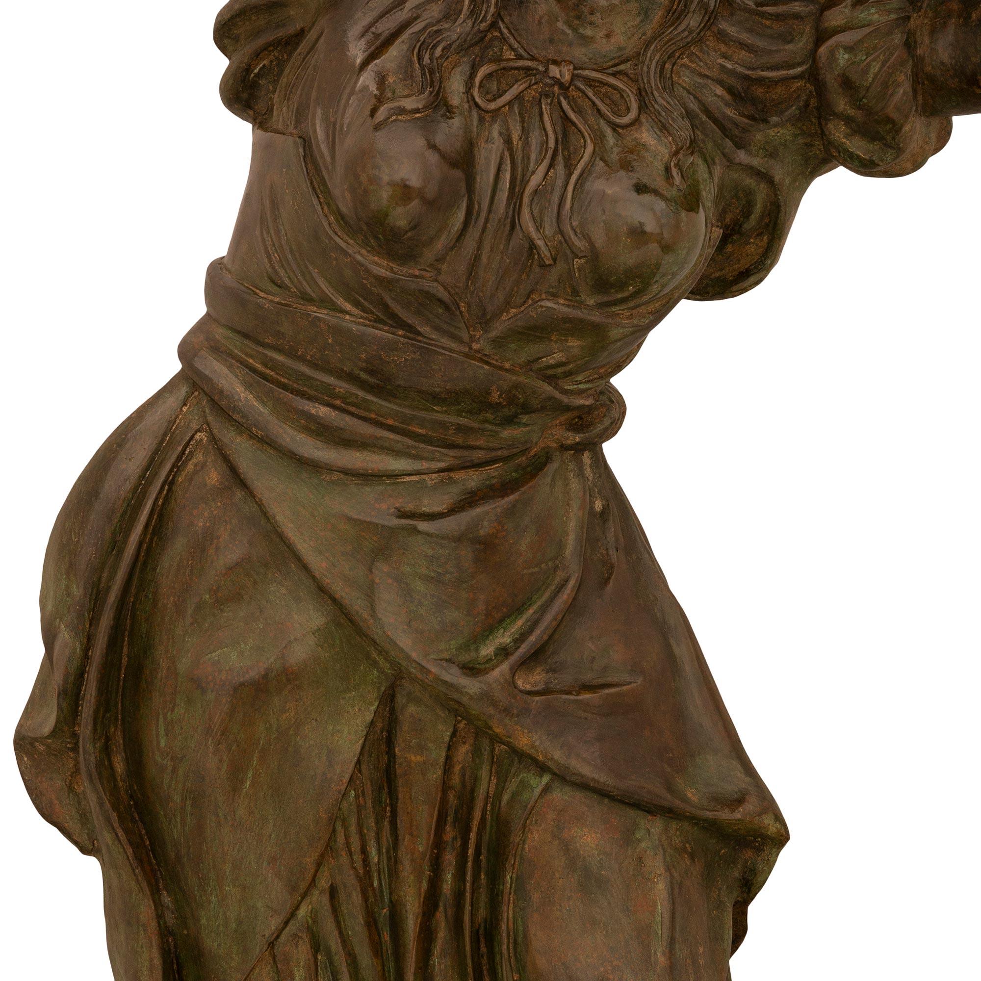 Bronzo coppia di statue Torchière in bronzo verdastro di fine secolo in vendita